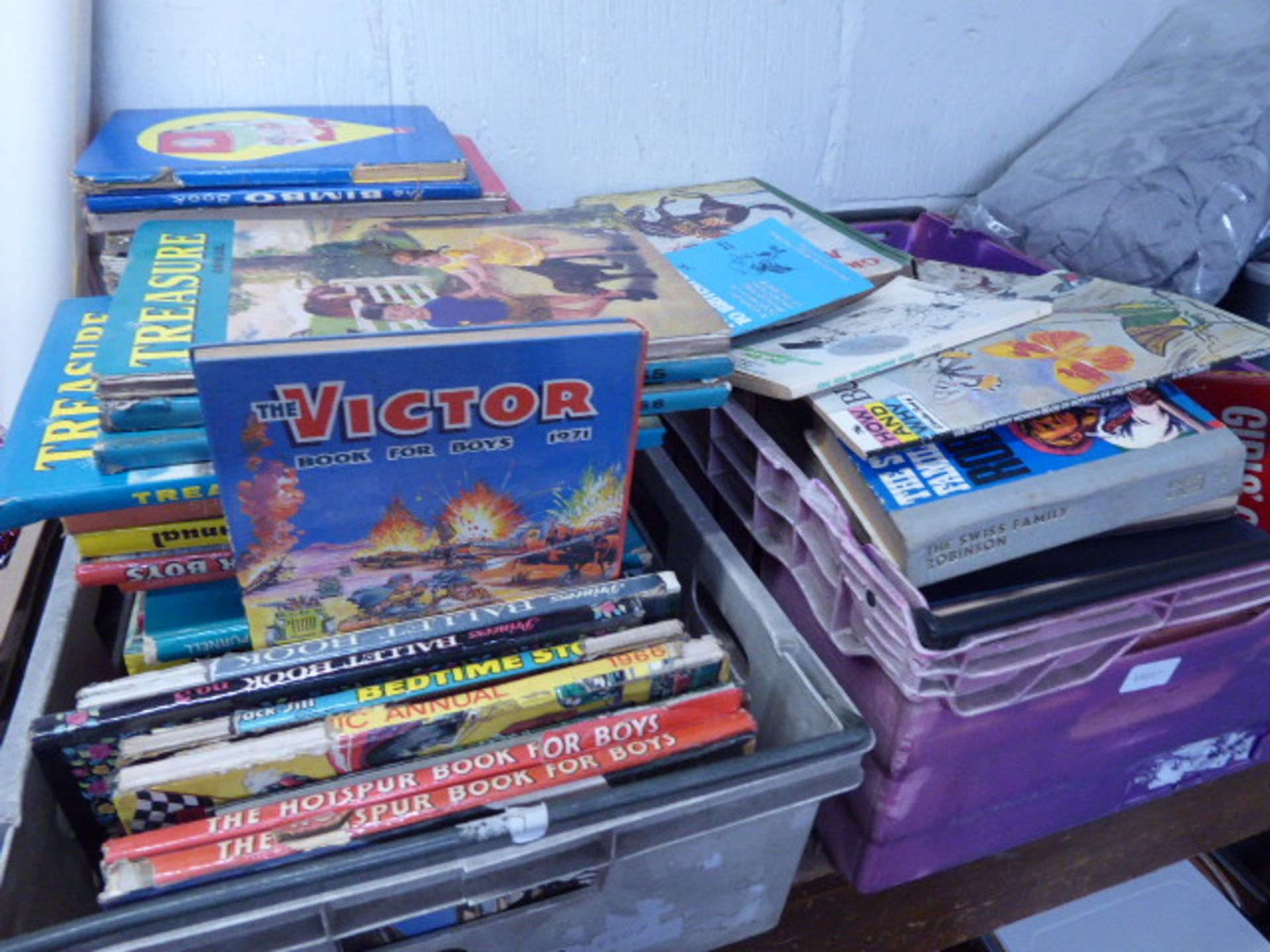 Tray of hardback childrens annuals with another box of childrens books