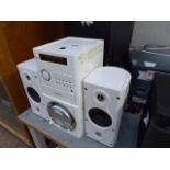 Hitachi stereo system with pair of speakers