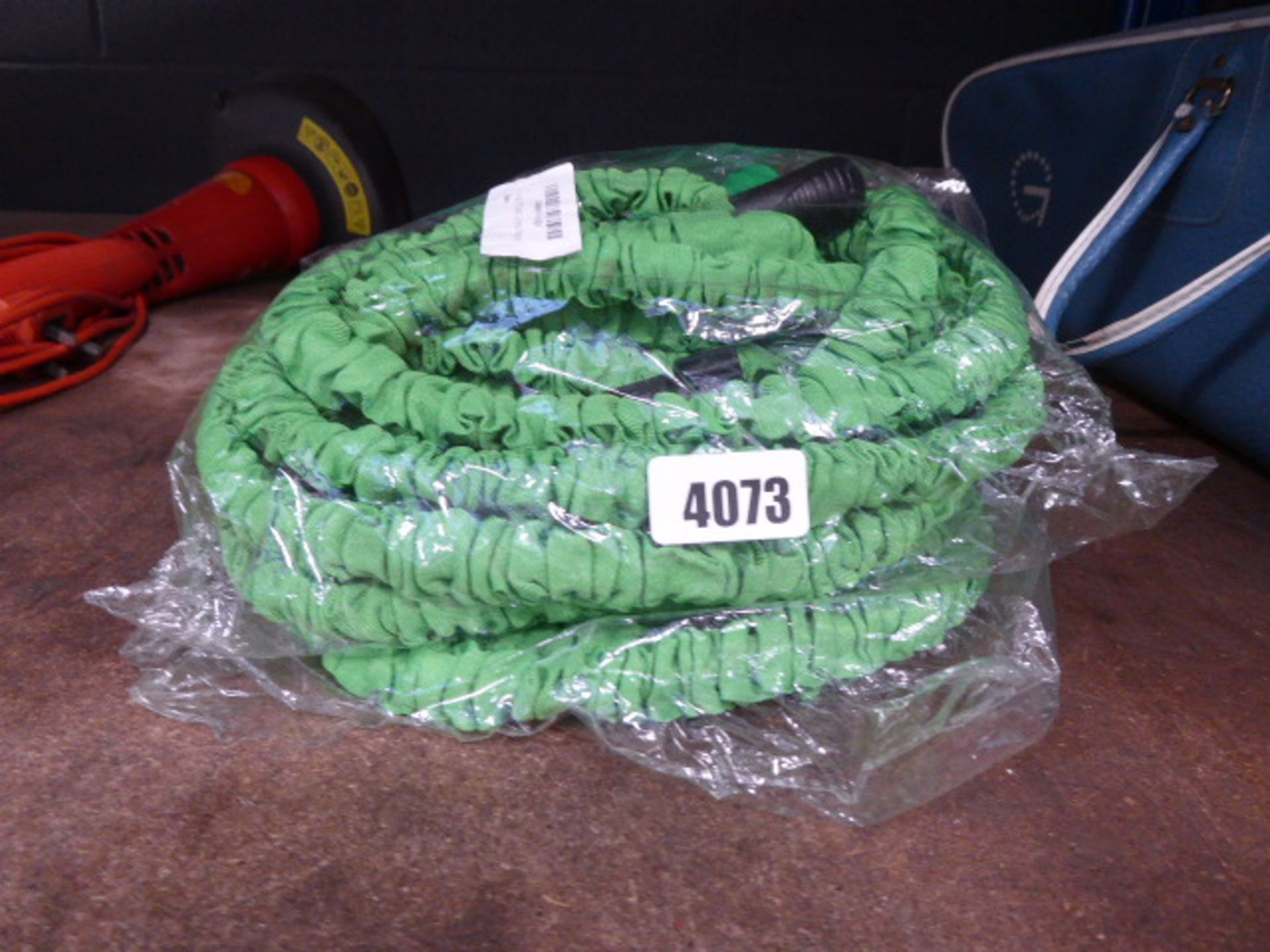 2 bendable hoses