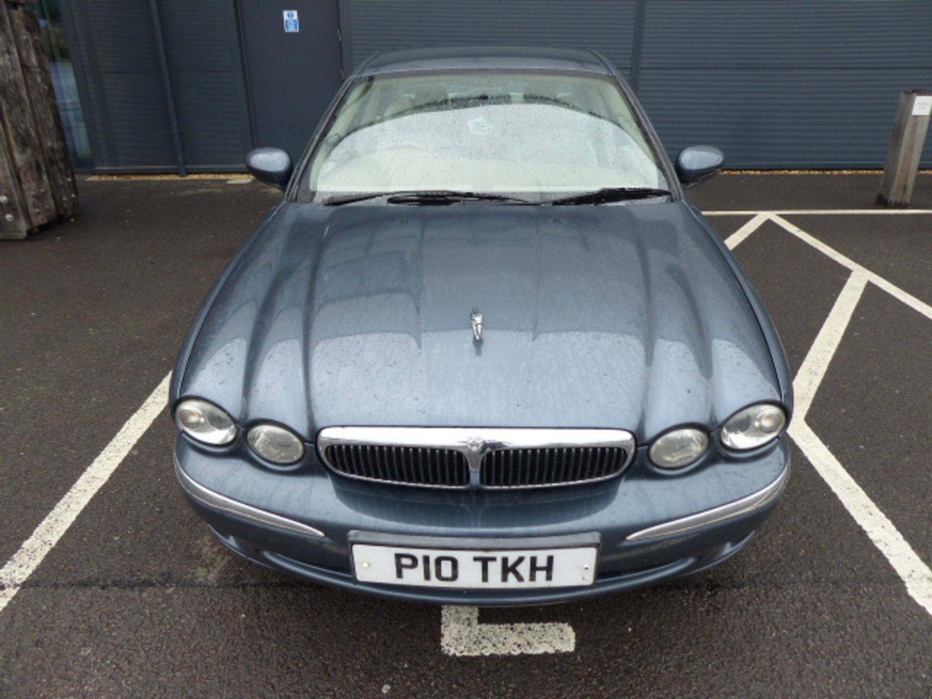 P10 TKH (2002) Jaguar X-Type, petrol in grey MOT: October 2020 (MOT certificate reads expiry 3/4/20,