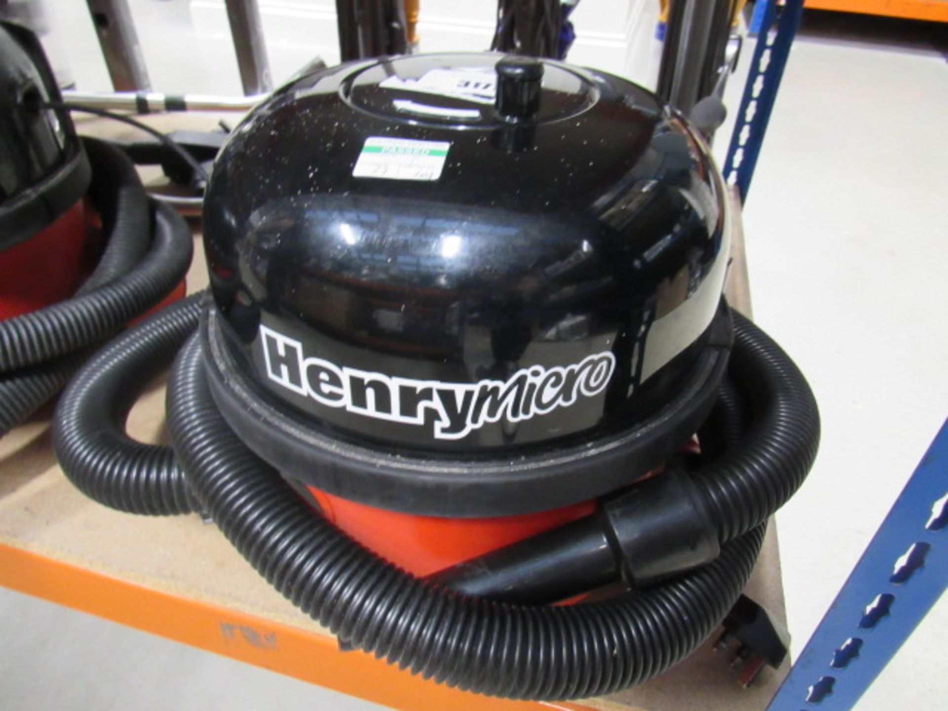 Henry micro vacuum cleaner with pole