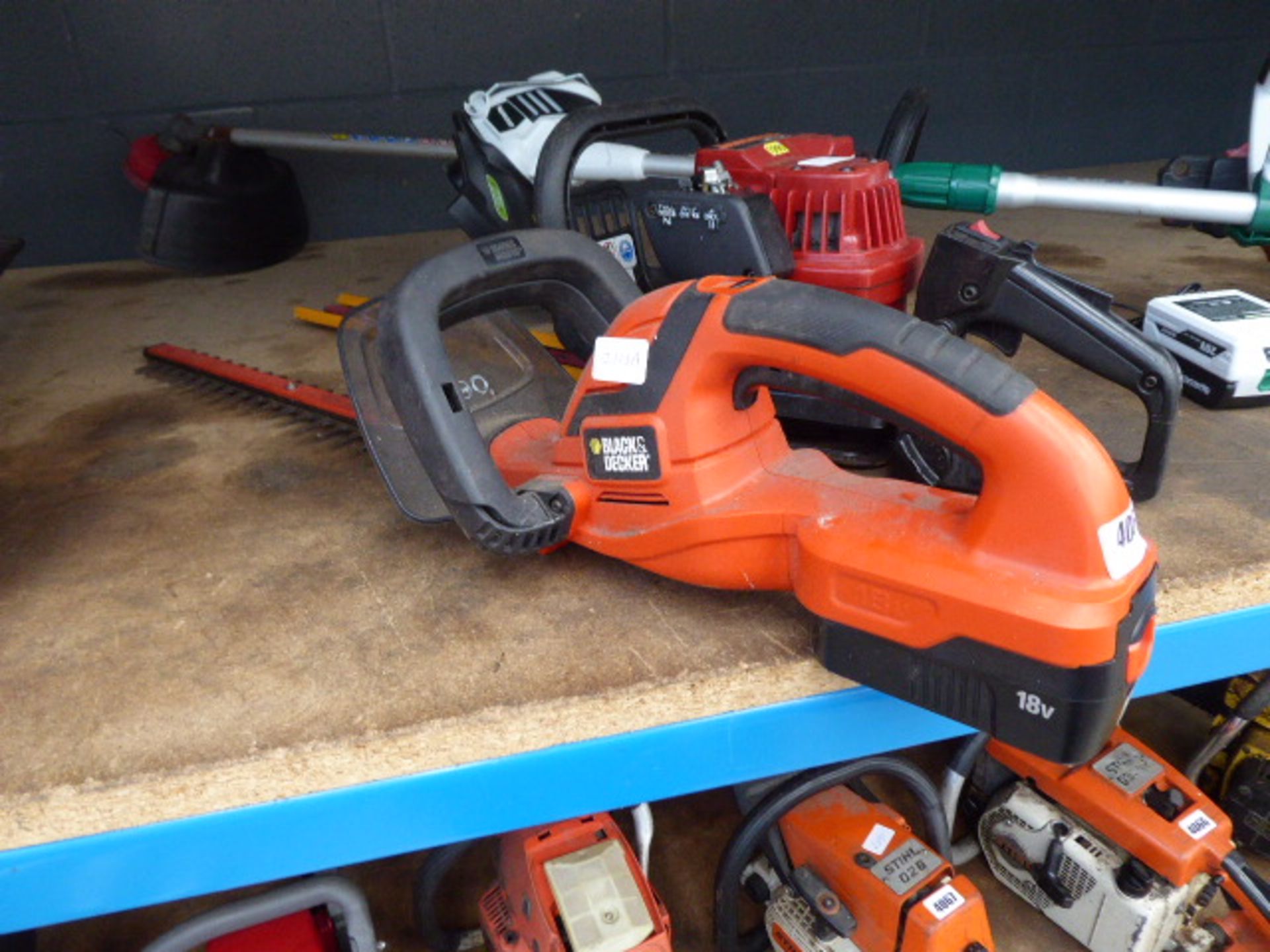 4069 Black and Decker battery powered hedge cutter, 1 battery no charger