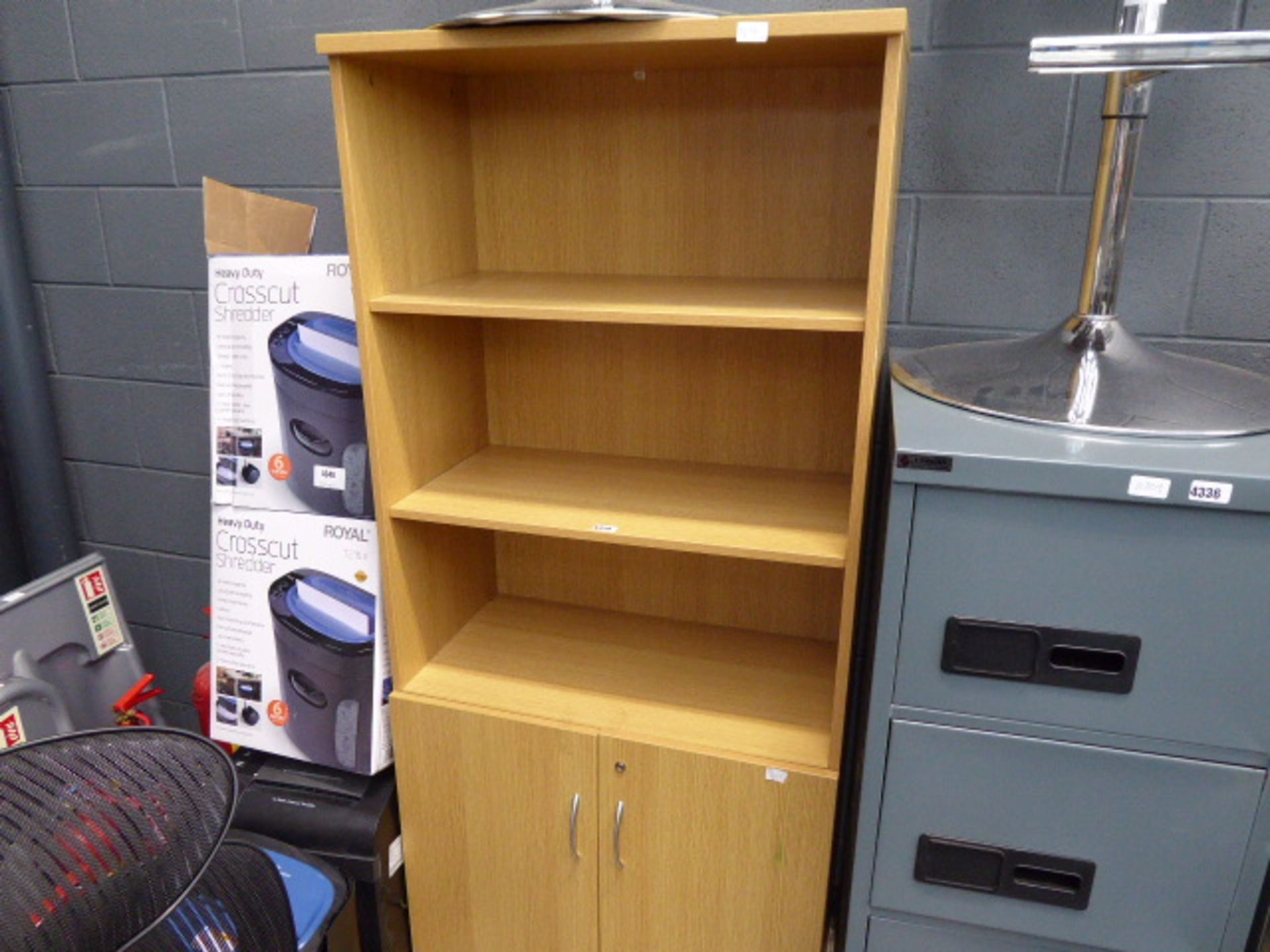 Oak-effect 2-door 3-shelf bookcase