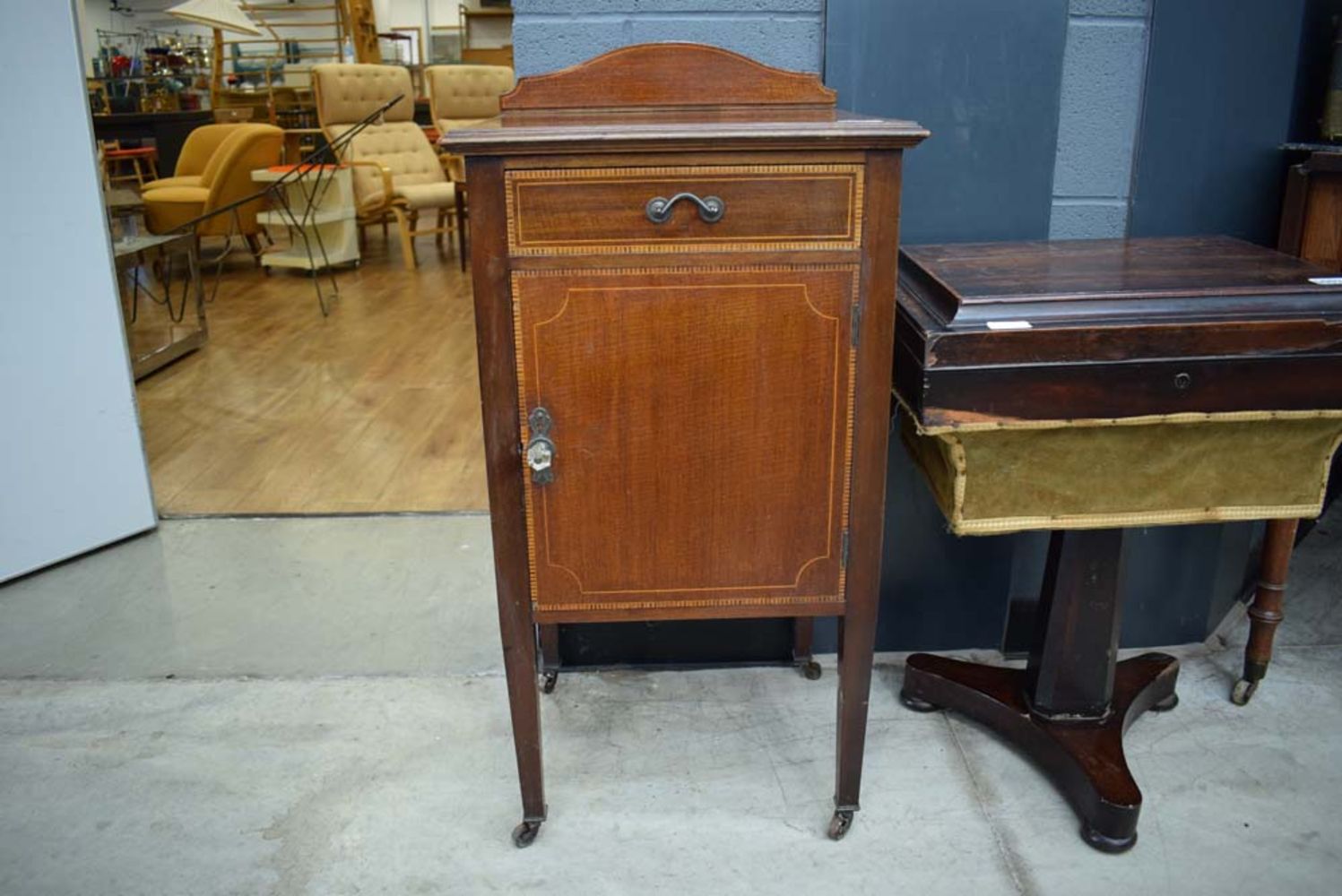 Saleroom 5 Furniture & Effects