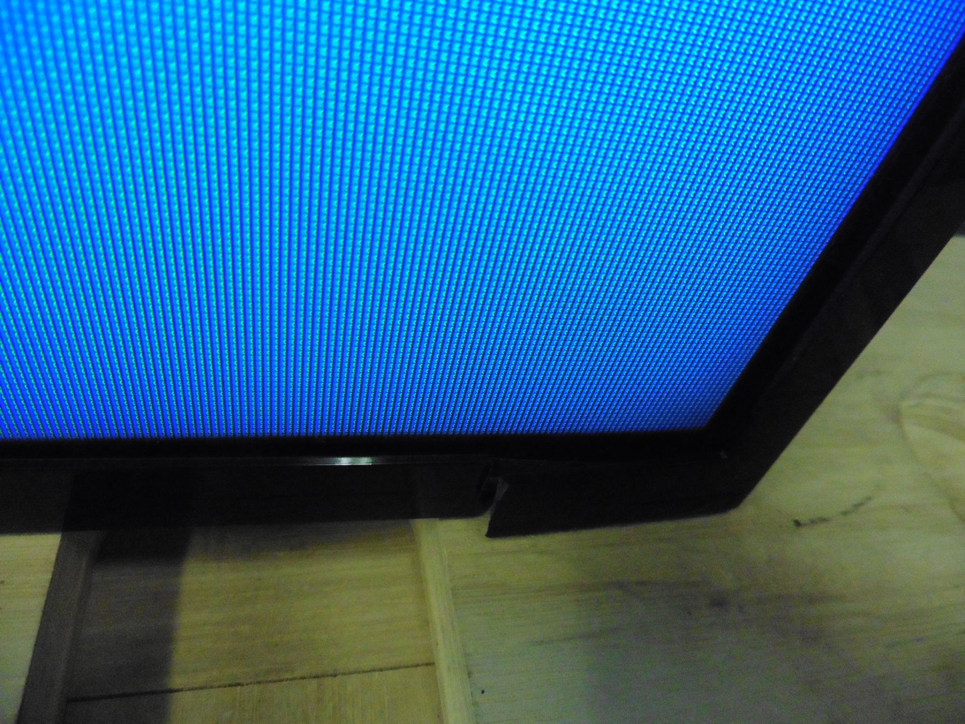 Samsung model LH75DMD professional display screen with remote (manufactured 2015, damage to frame - Image 3 of 3