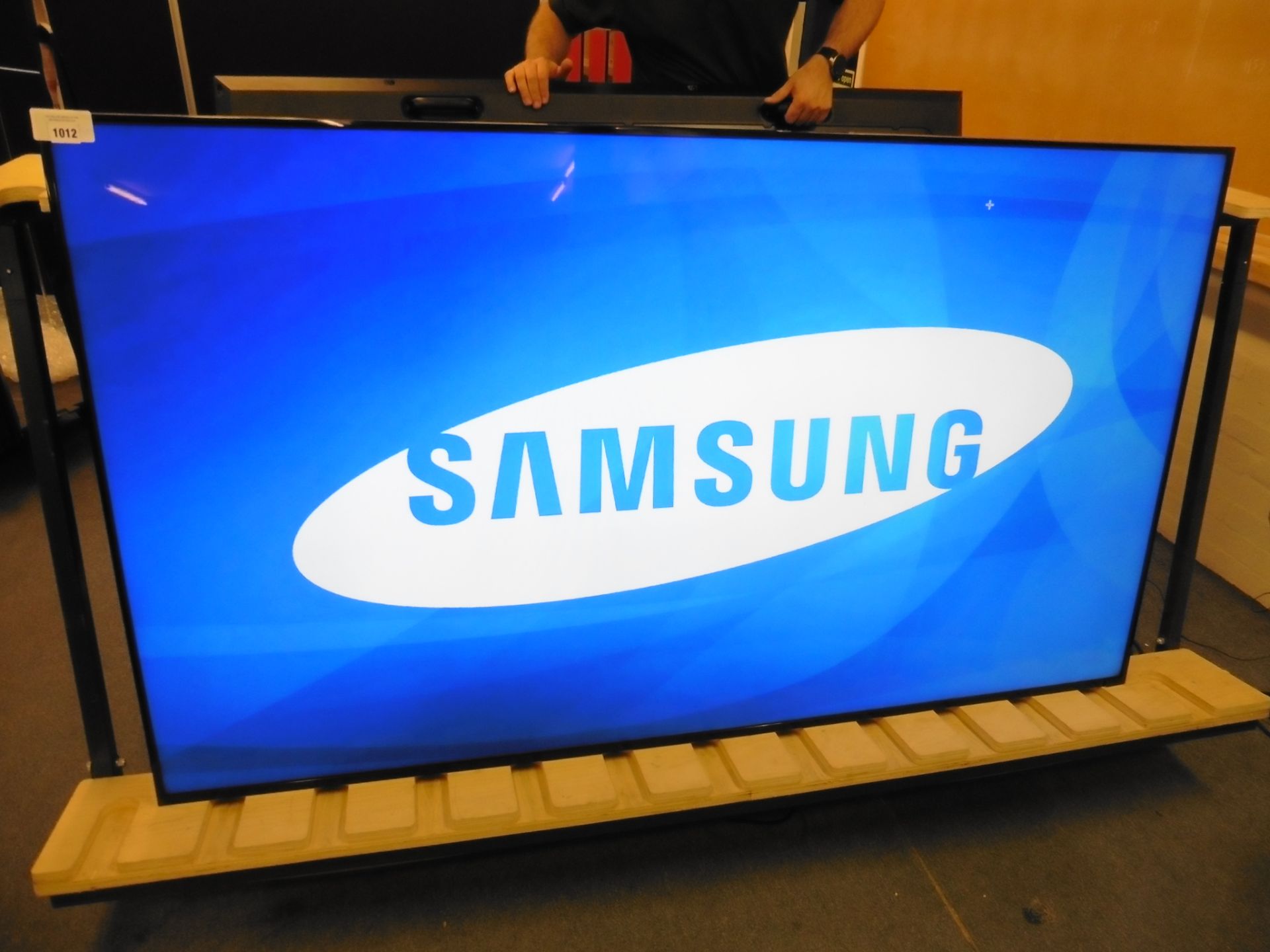 Samsung model LH75DMD professional display screen with remote (manufactured 2015, damage to frame