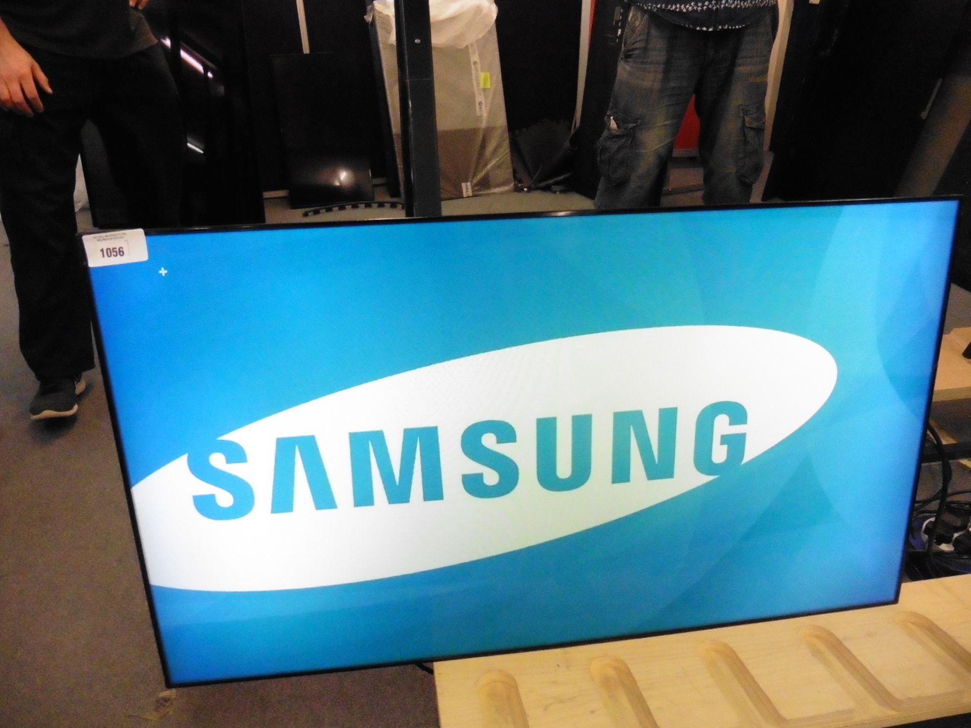 Samsung model UE46C colour display screen with remote (manufactured 2013)