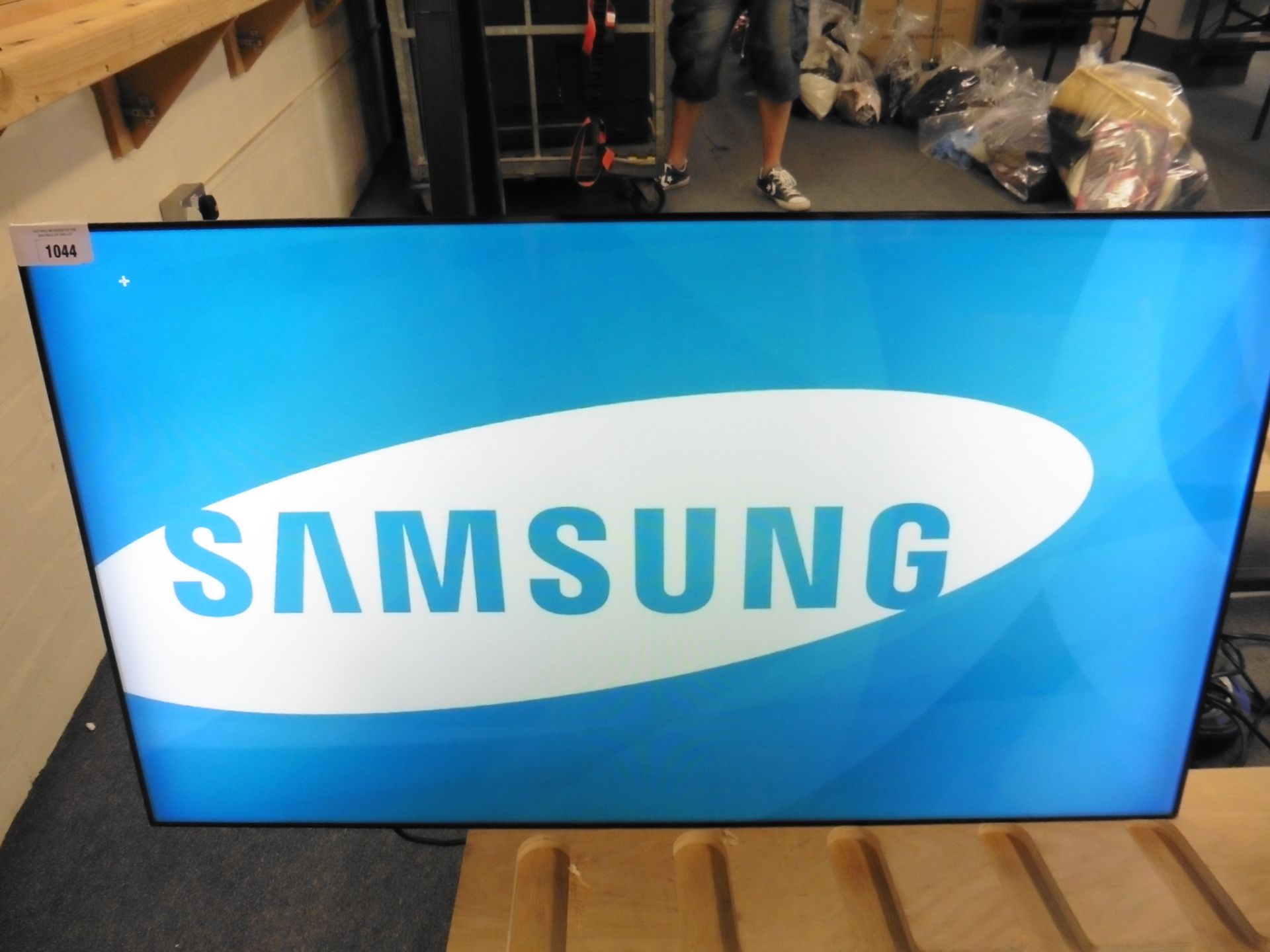 Samsung model UE46C colour display screen with remote (manufactured 2013)