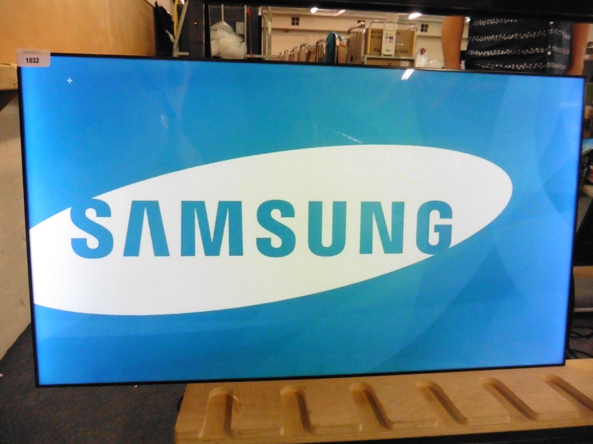 Samsung model UE55D colour display screen with remote (manufactured 2015)