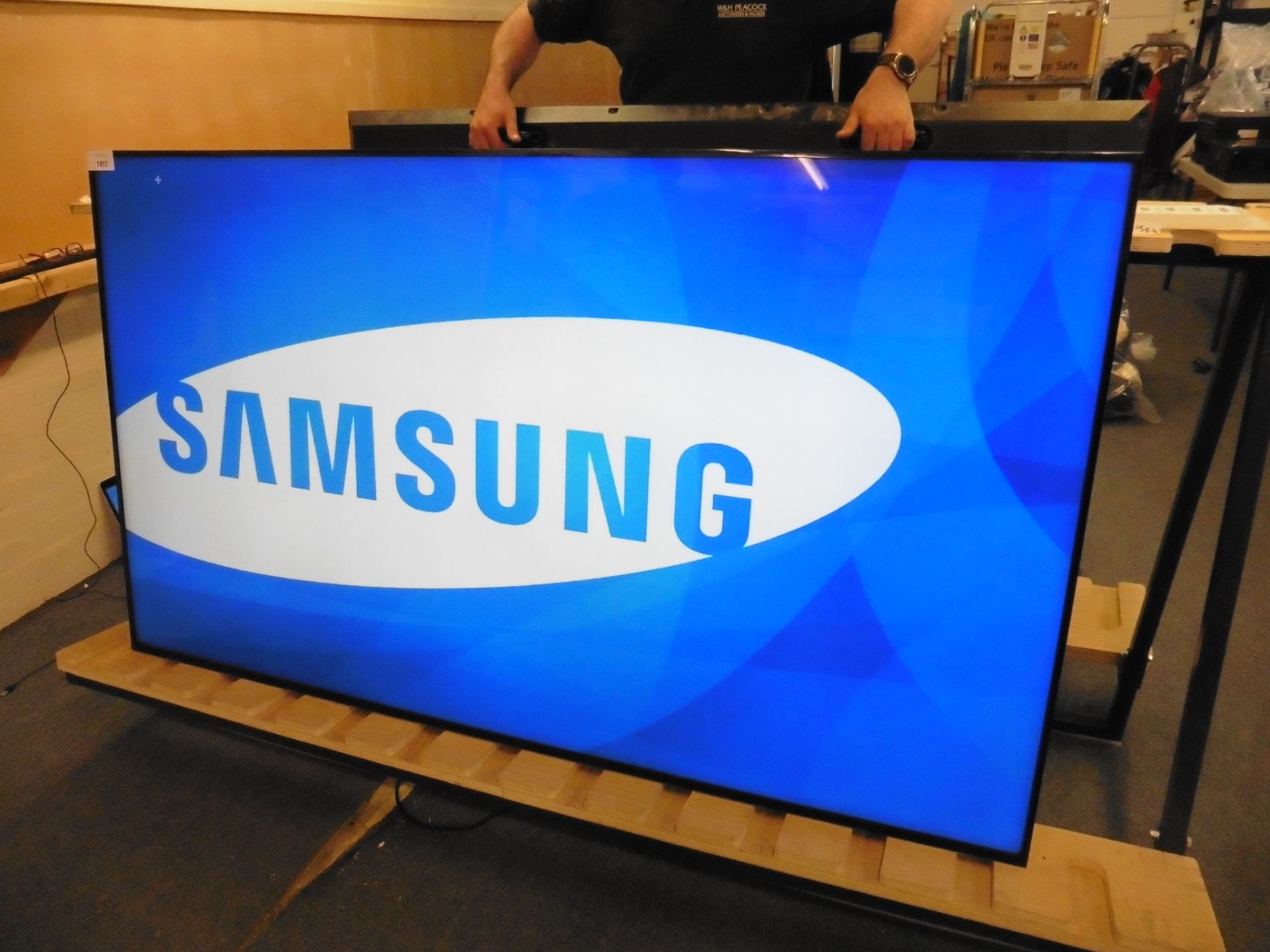 Samsung model LH75DMD professional display screen with remote (manufactured 2015)