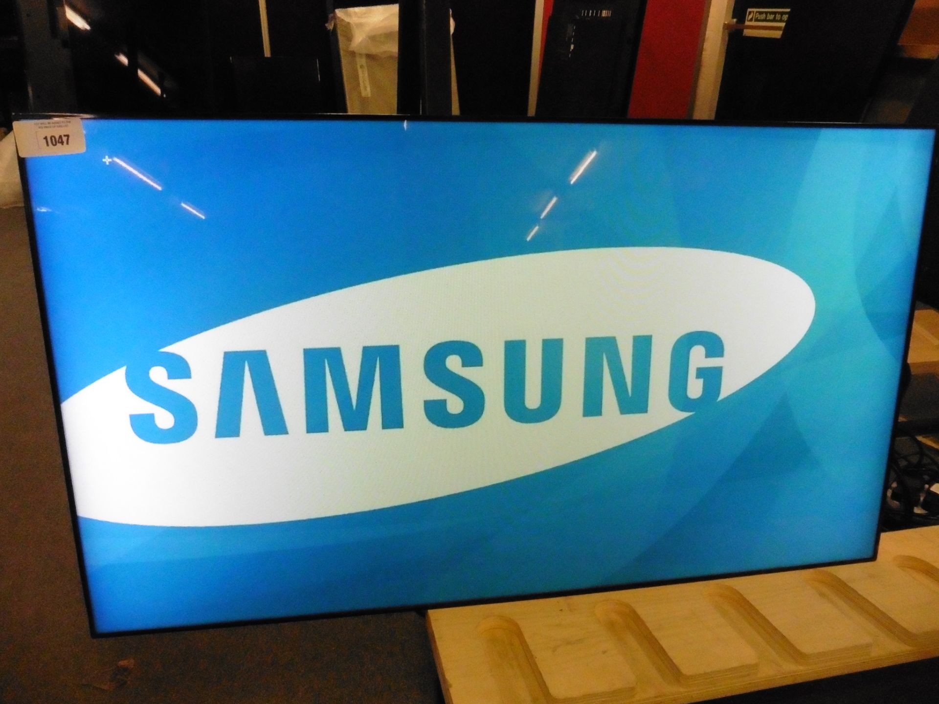 Samsung model UE46C colour display screen with remote (manufactured 2014)