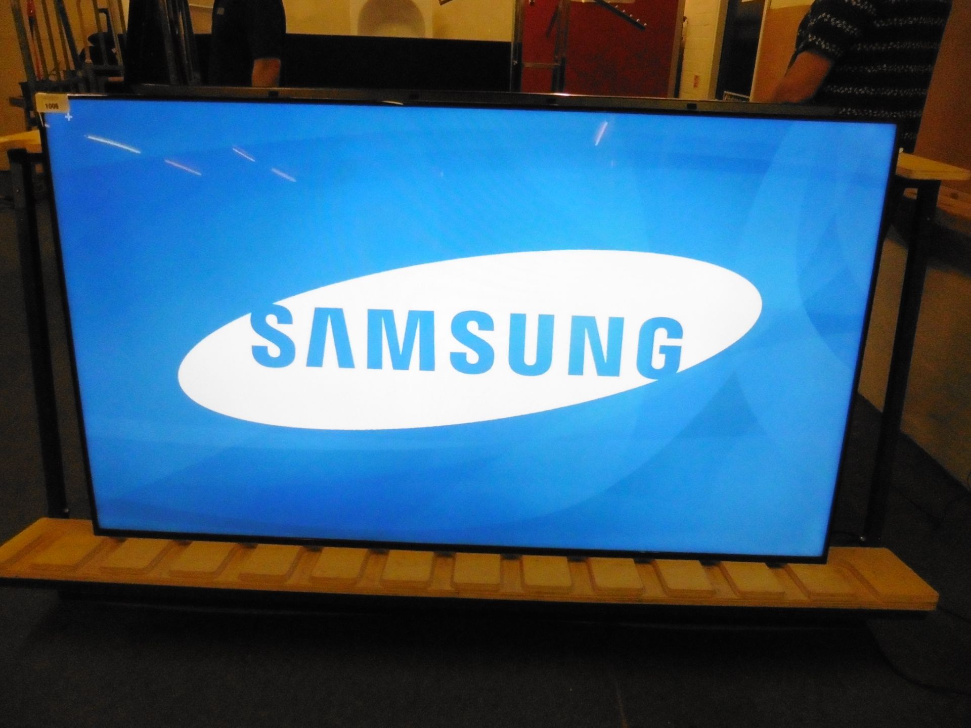 Samsung model LH75DMD professional display screen with remote (manufactured 2015)