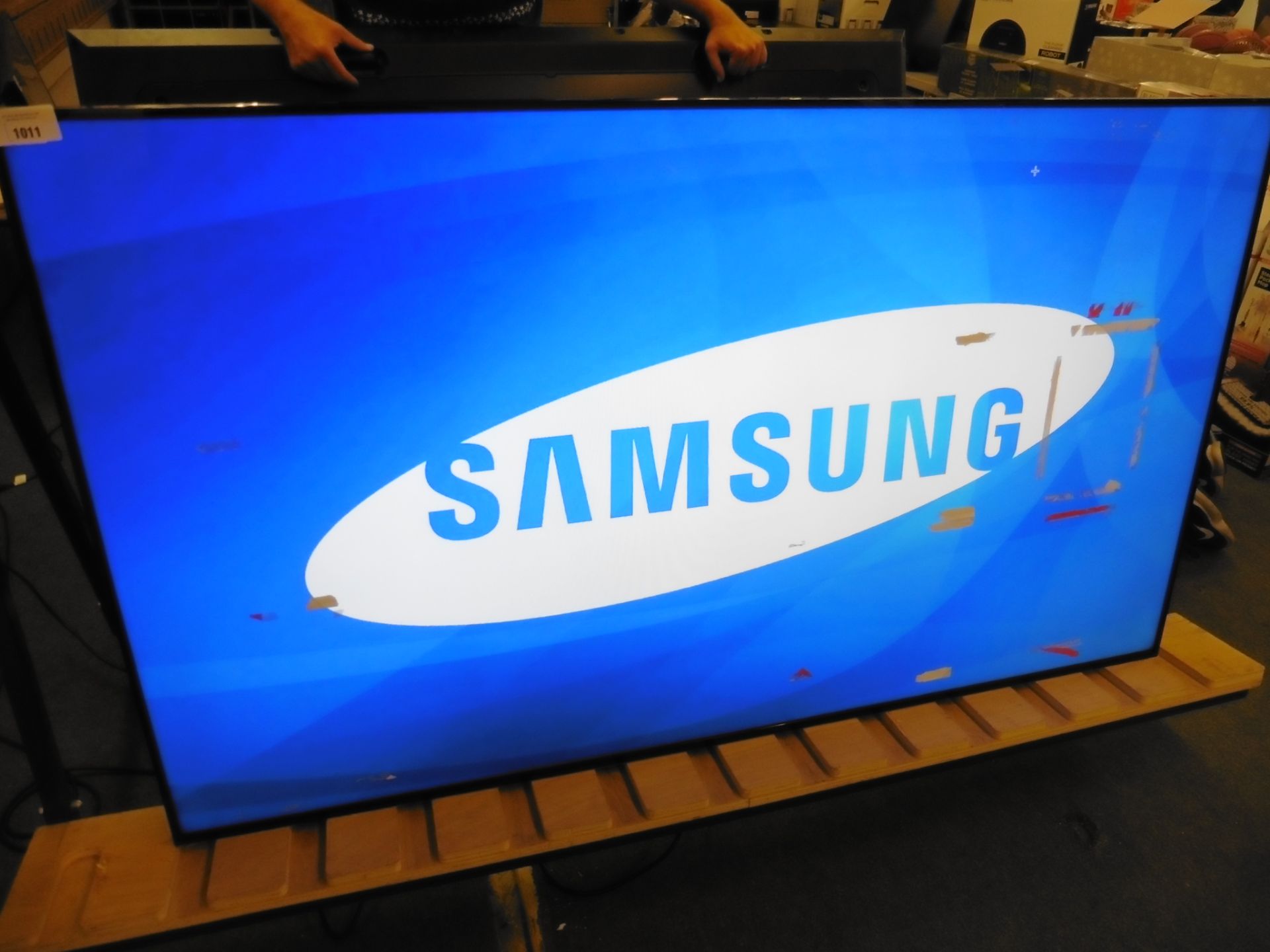 Samsung model LH75DMD professional display screen with remote (manufactured 2015, sticky tape on