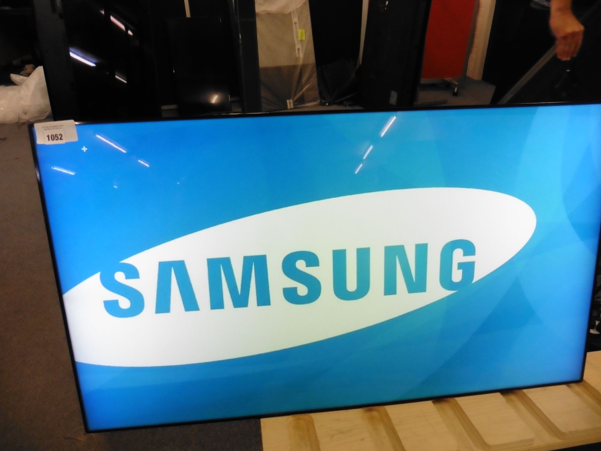 Samsung model UE46C colour display screen with remote (manufactured 2014)