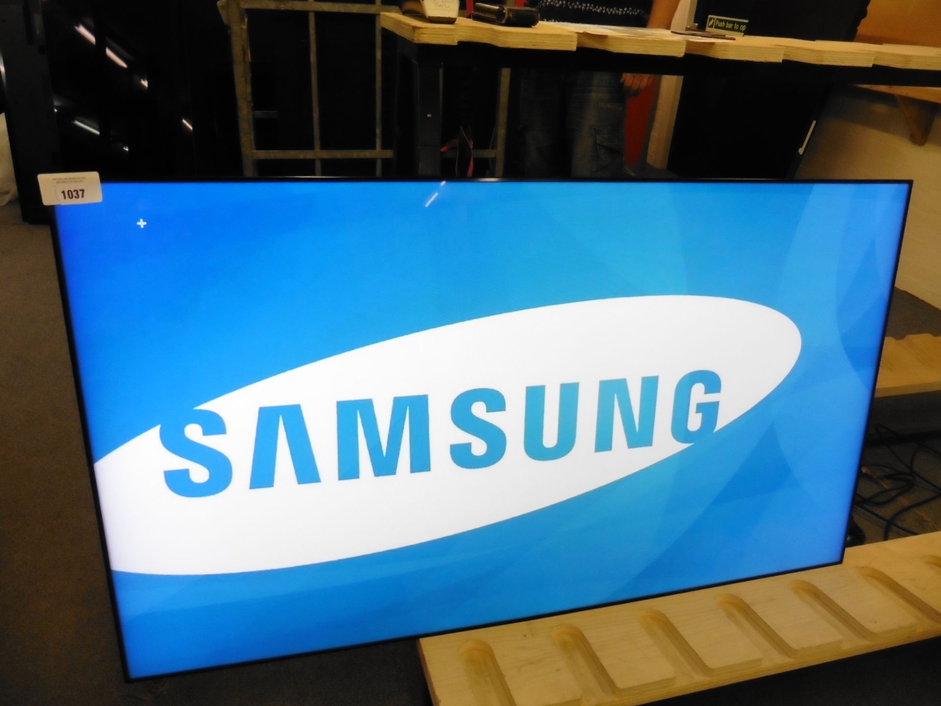 Samsung model UE55D colour display screen with remote (manufactured 2014)