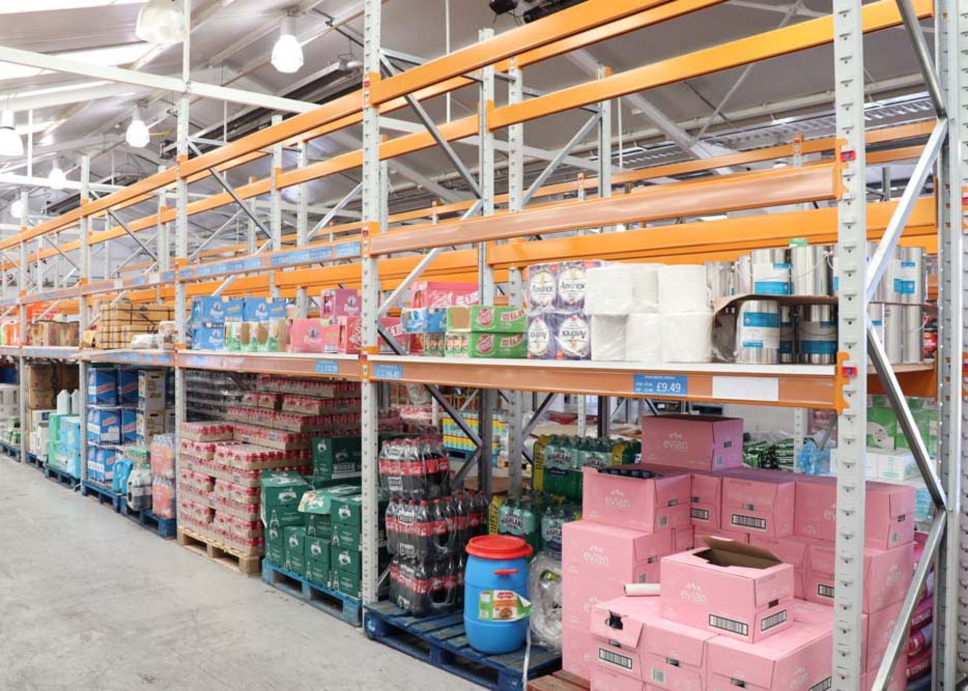 33 running bays of Apex UK 8 boltless pallet racking in orange and grey, with 38 x 3.5 metre - Image 3 of 5