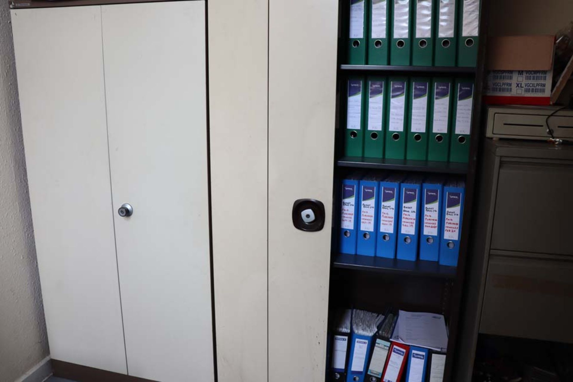 Range of office furniture comprising metal 4 drawer filing cabinet, 5 x 4 drawer filing cabinets, - Image 3 of 8