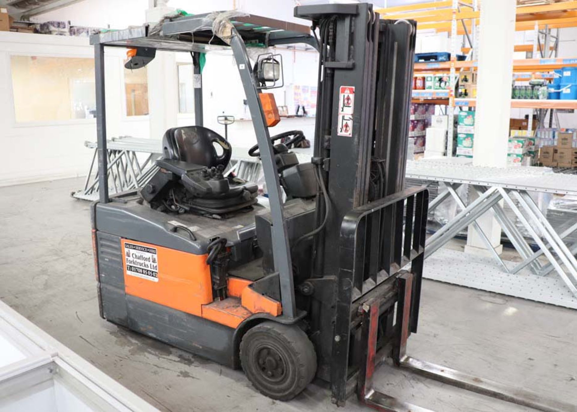 TOYOTA model E811 electric counterbalance forklift truck, 2007, capacity 1500kg with triple mast and - Image 2 of 13