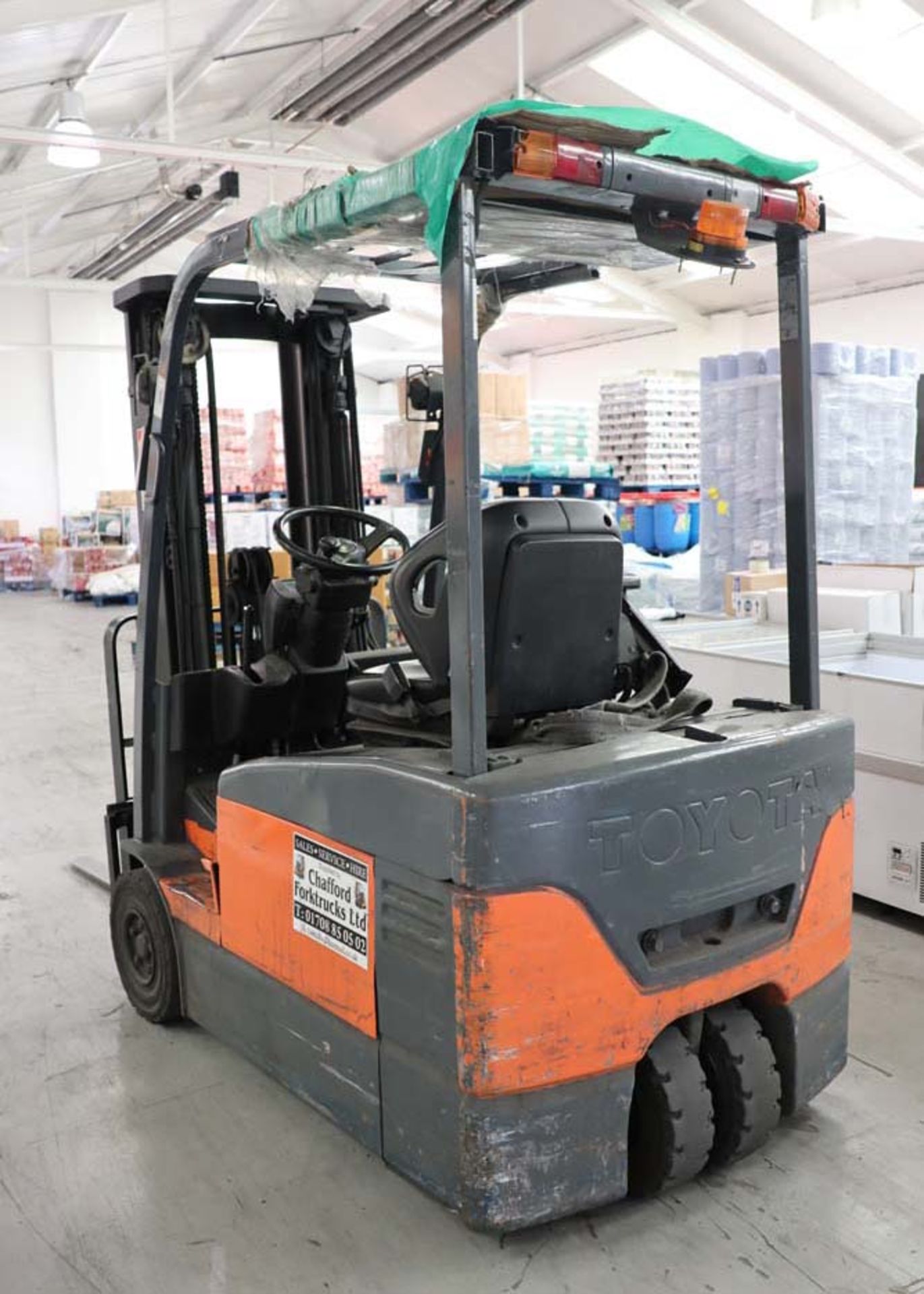 TOYOTA model E811 electric counterbalance forklift truck, 2007, capacity 1500kg with triple mast and - Image 6 of 13