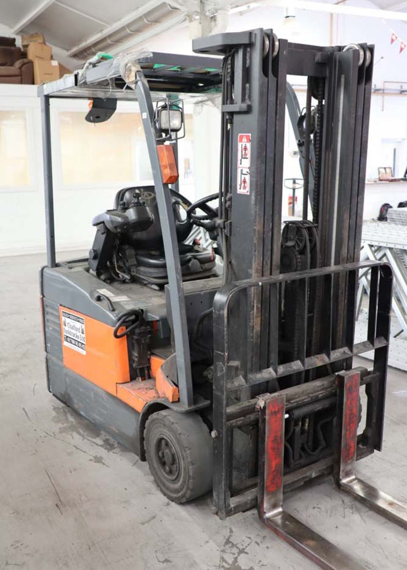 TOYOTA model E811 electric counterbalance forklift truck, 2007, capacity 1500kg with triple mast and - Image 9 of 13