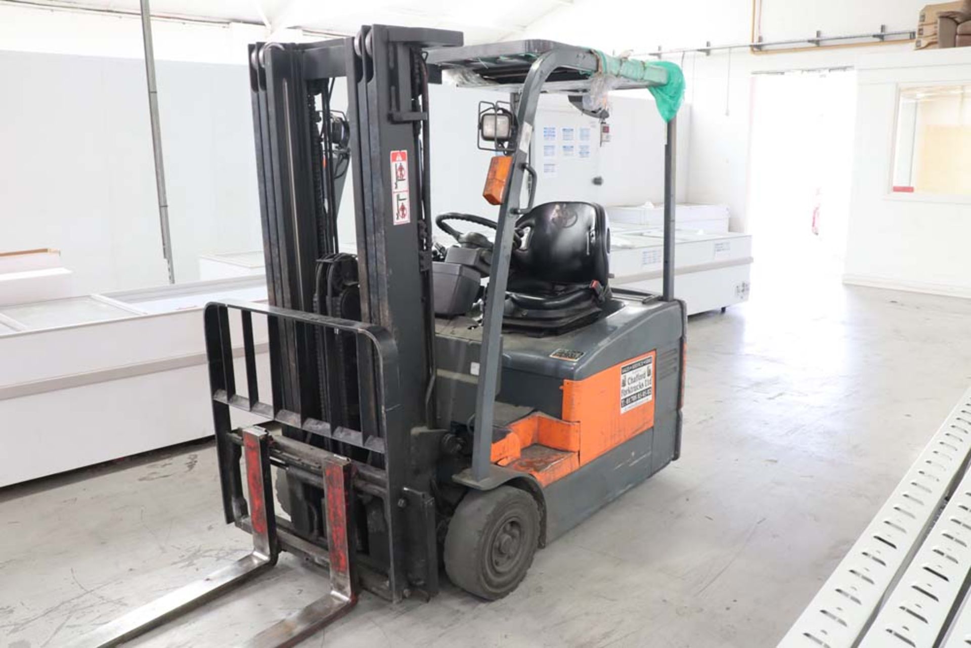 TOYOTA model E811 electric counterbalance forklift truck, 2007, capacity 1500kg with triple mast and - Image 4 of 13