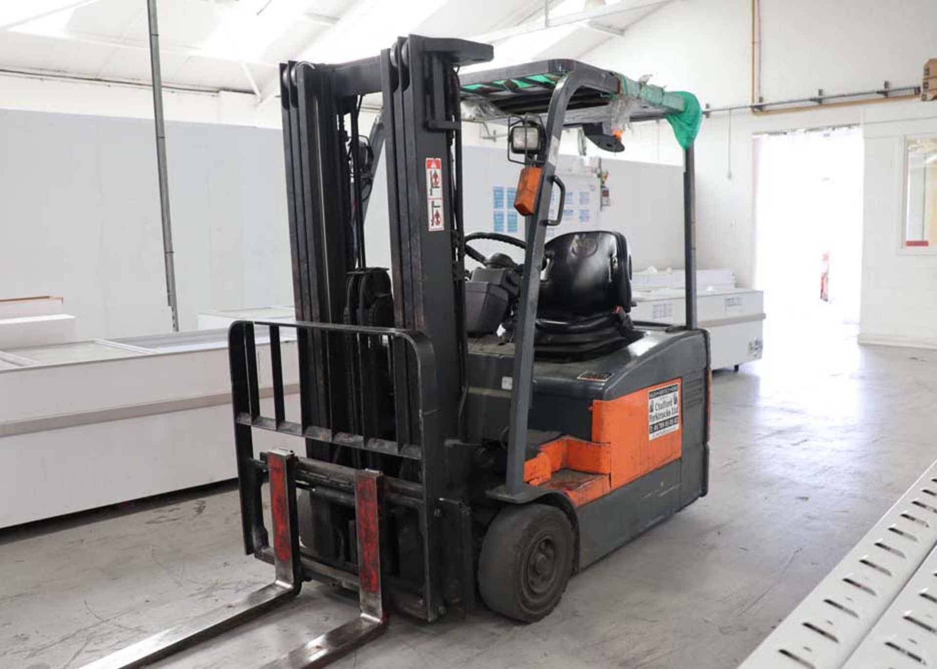 TOYOTA model E811 electric counterbalance forklift truck, 2007, capacity 1500kg with triple mast and - Image 5 of 13