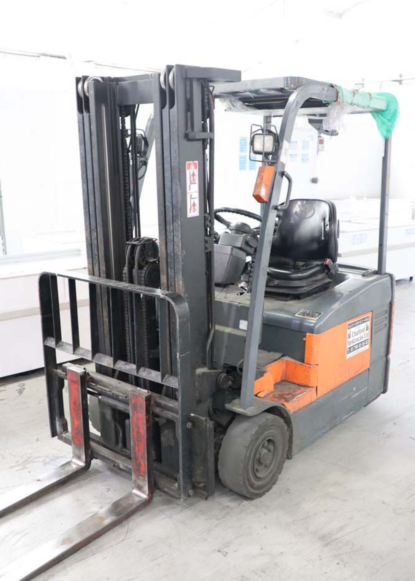 TOYOTA model E811 electric counterbalance forklift truck, 2007, capacity 1500kg with triple mast and - Image 3 of 13