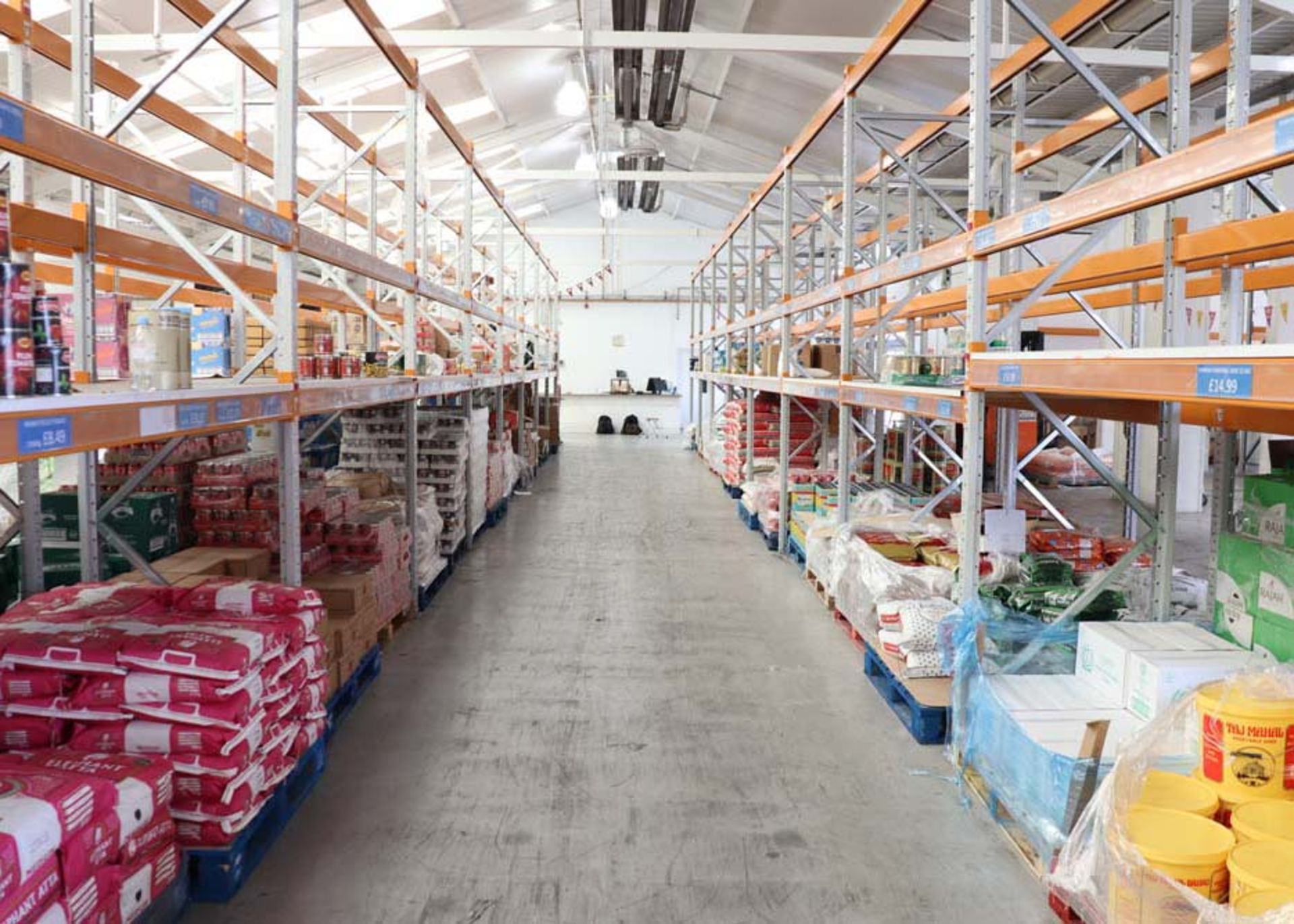 33 running bays of Apex UK 8 boltless pallet racking in orange and grey, with 38 x 3.5 metre - Image 2 of 5