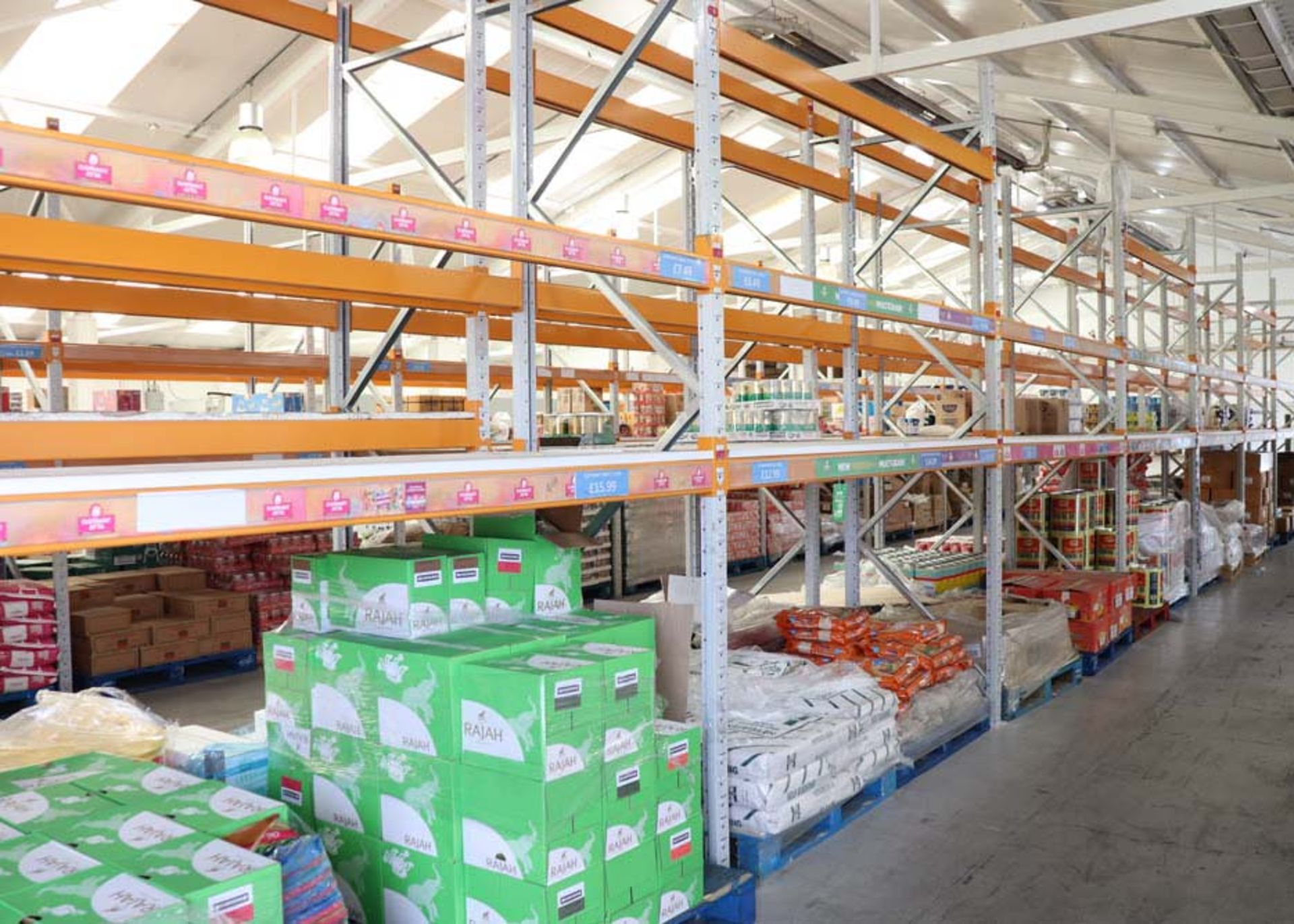 33 running bays of Apex UK 8 boltless pallet racking in orange and grey, with 38 x 3.5 metre - Image 4 of 5