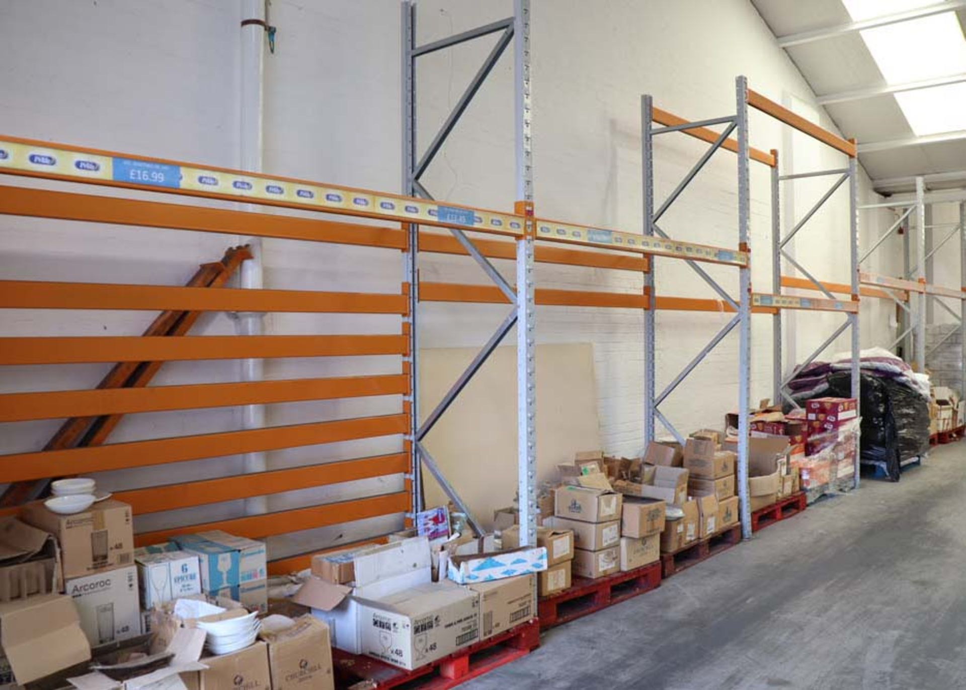 33 running bays of Apex UK 8 boltless pallet racking in orange and grey, with 38 x 3.5 metre - Image 5 of 5