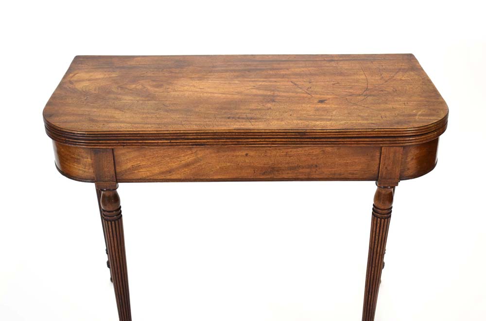 A Georgian mahogany card table, the folding surface over a plain frieze on reeded legs, w. - Image 2 of 2