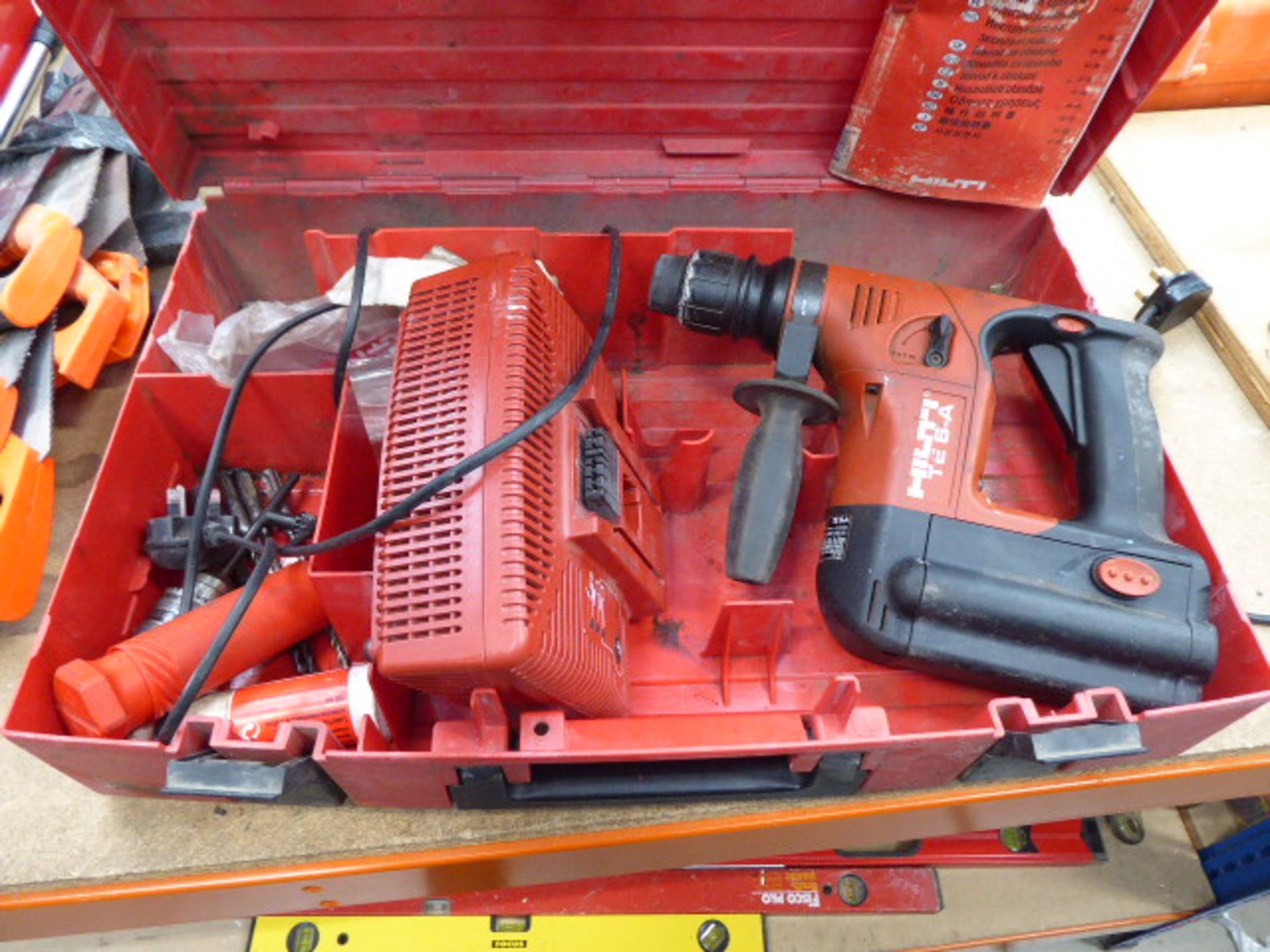 4450 Hilti TE6A SDS drill with one battery and charger