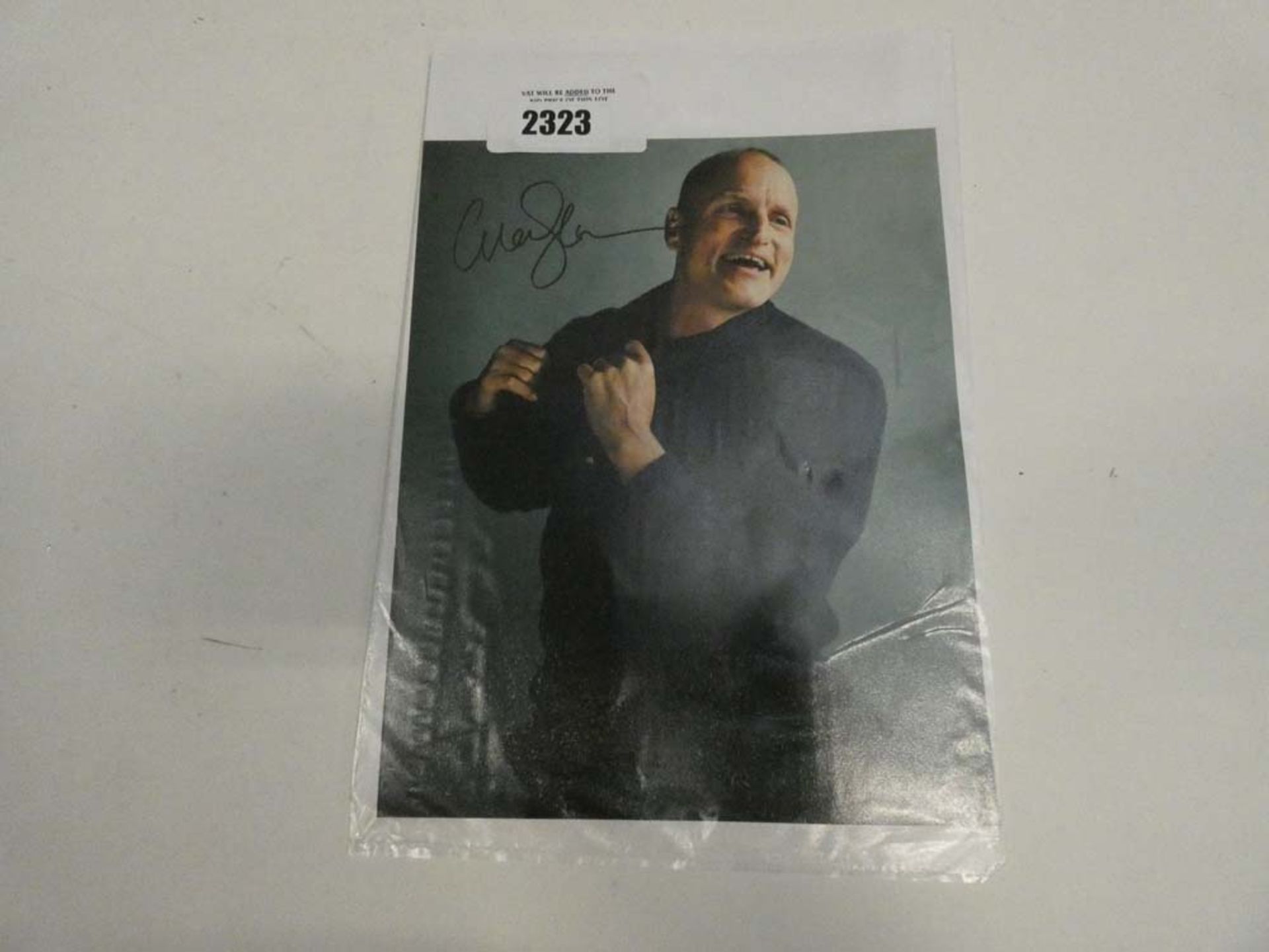 Photo print of Woody Harrelson bearing signature (unverified)