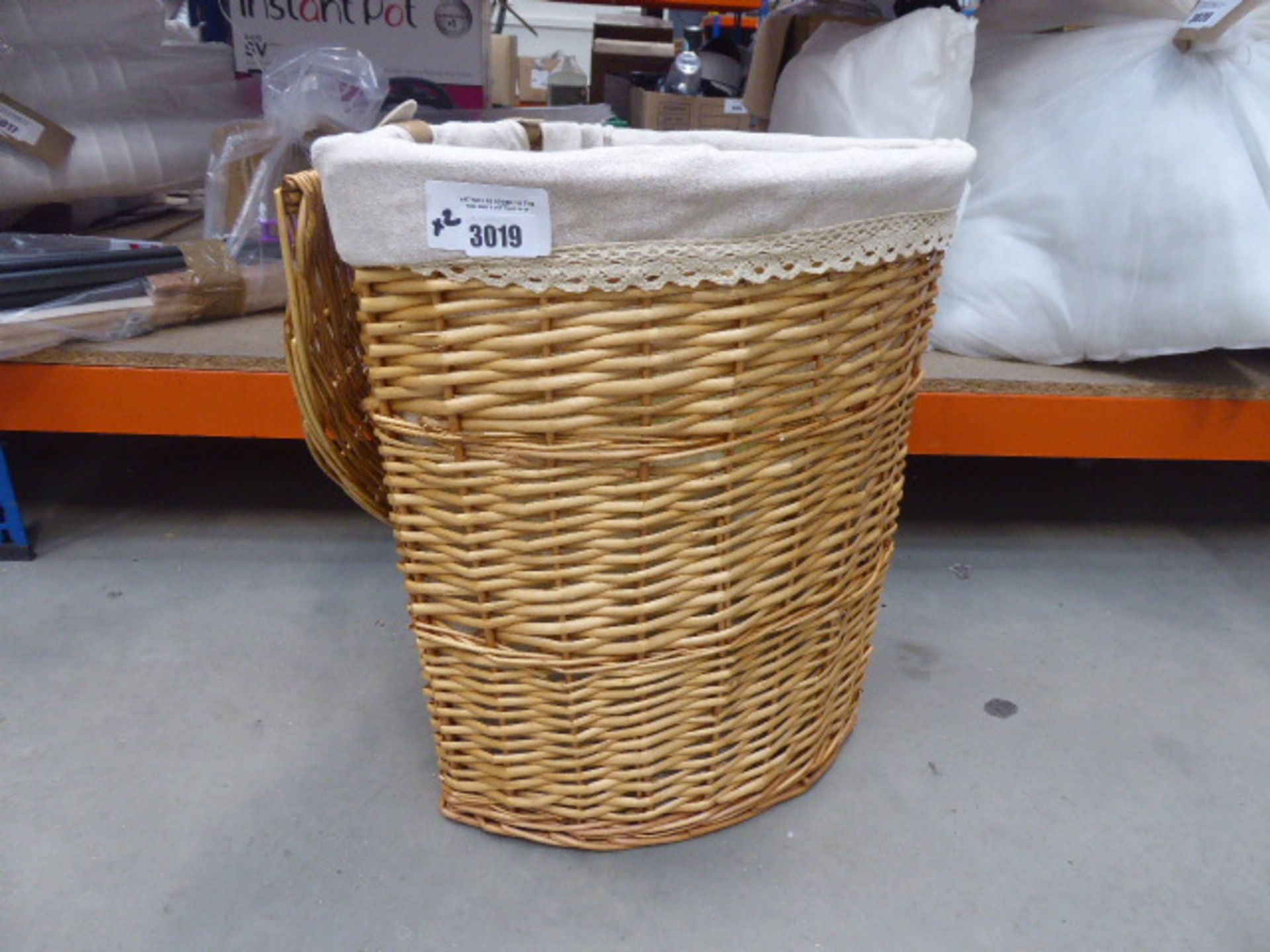 3770 Wicker laundry basket and green waste paper bin