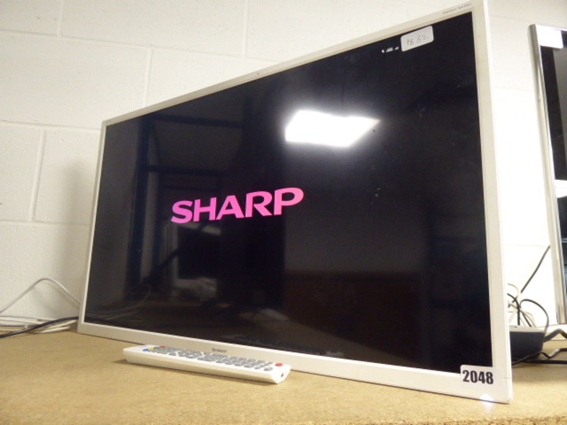 (152) 32'' Sharp TV LC-32DI3221KW, no stand, stuck on boot-up screen