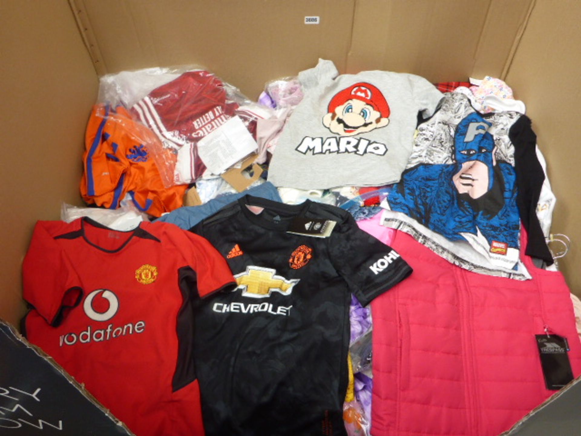 Large pallet box containing children's assorted clothing