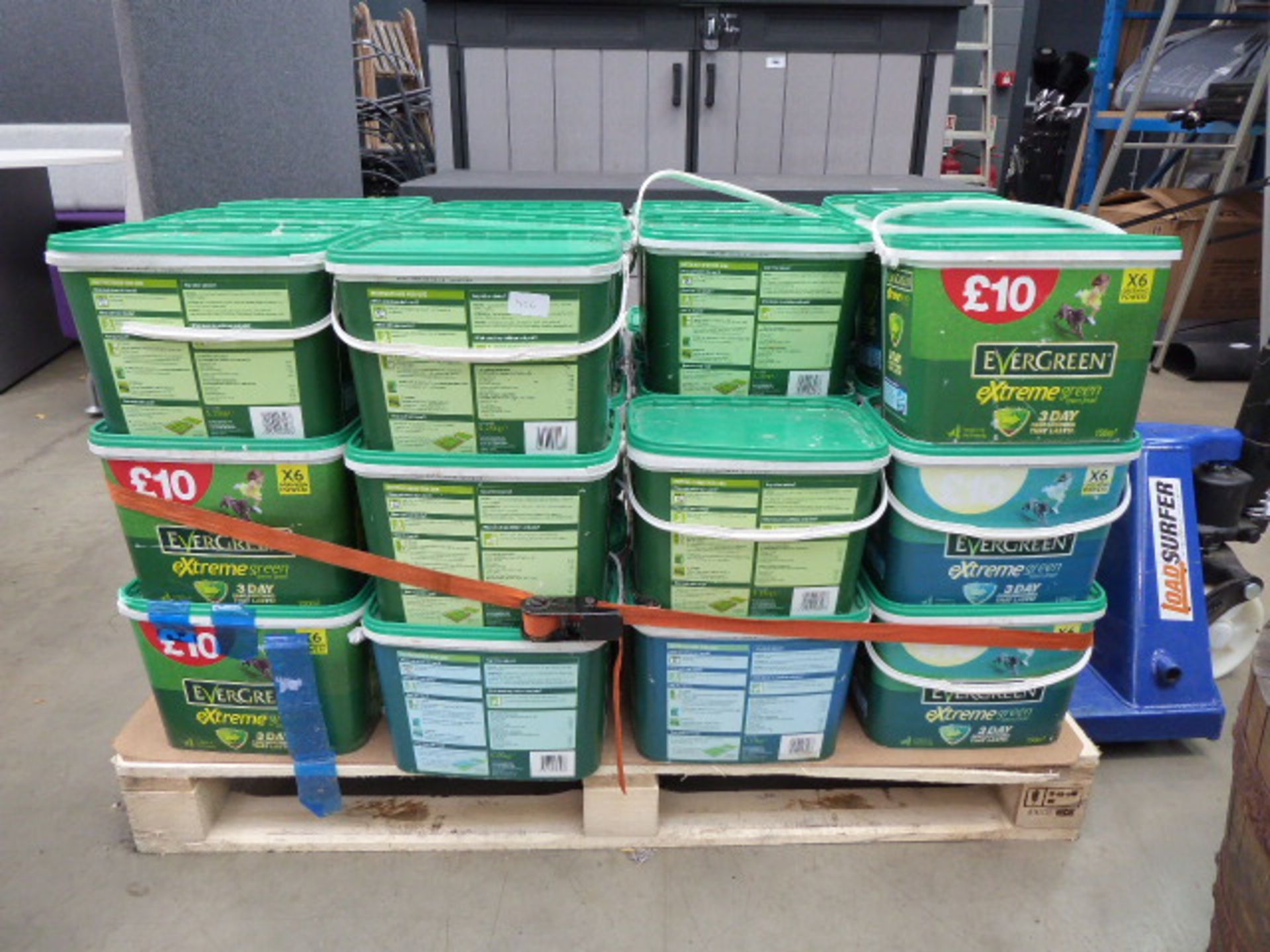 4097 Pallet of evergreen lawn feed