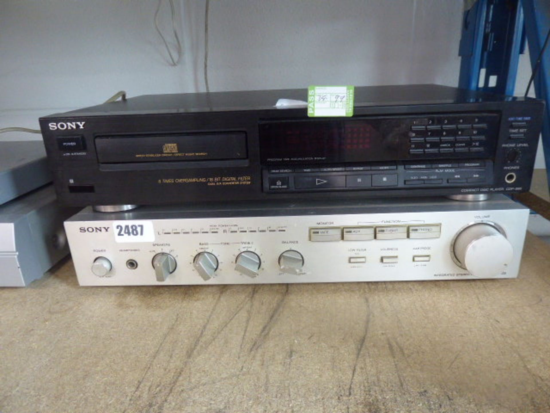 (99) Two Sony Hi-Fi separates items to include compact disk player and stereo amplifier