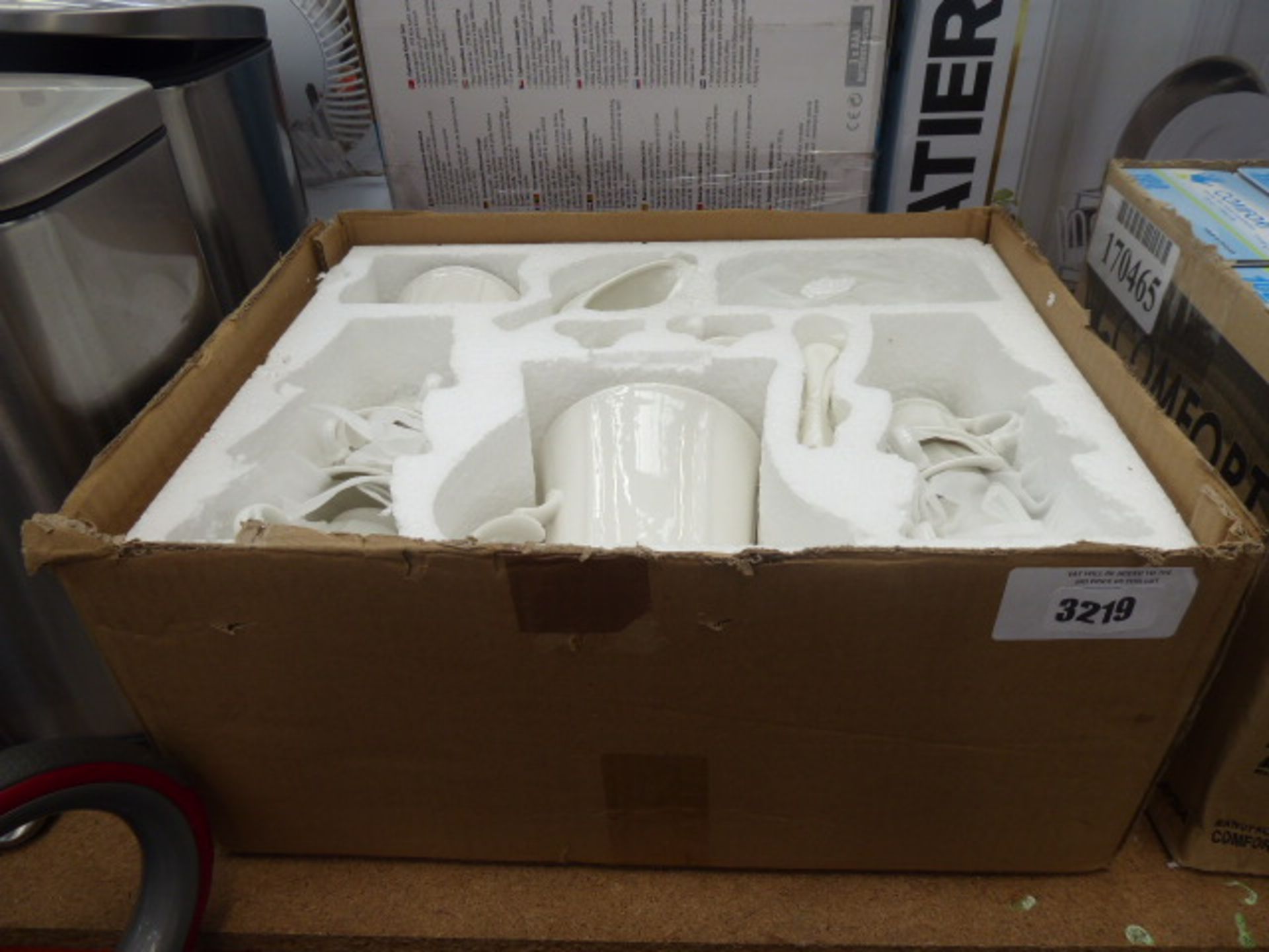 Box of drinking cups, saucer, etc