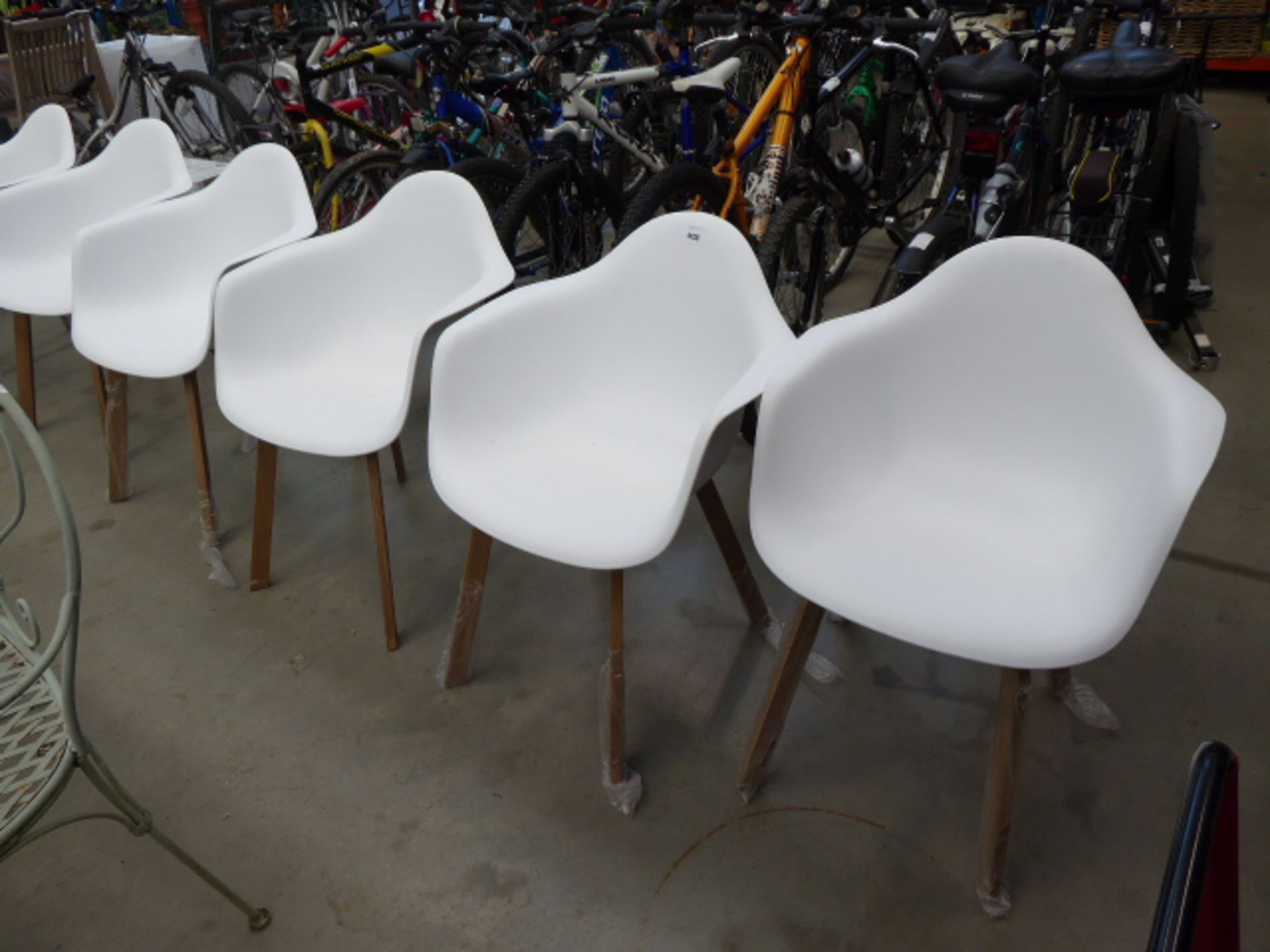6 white plastic tub chairs with metal legs