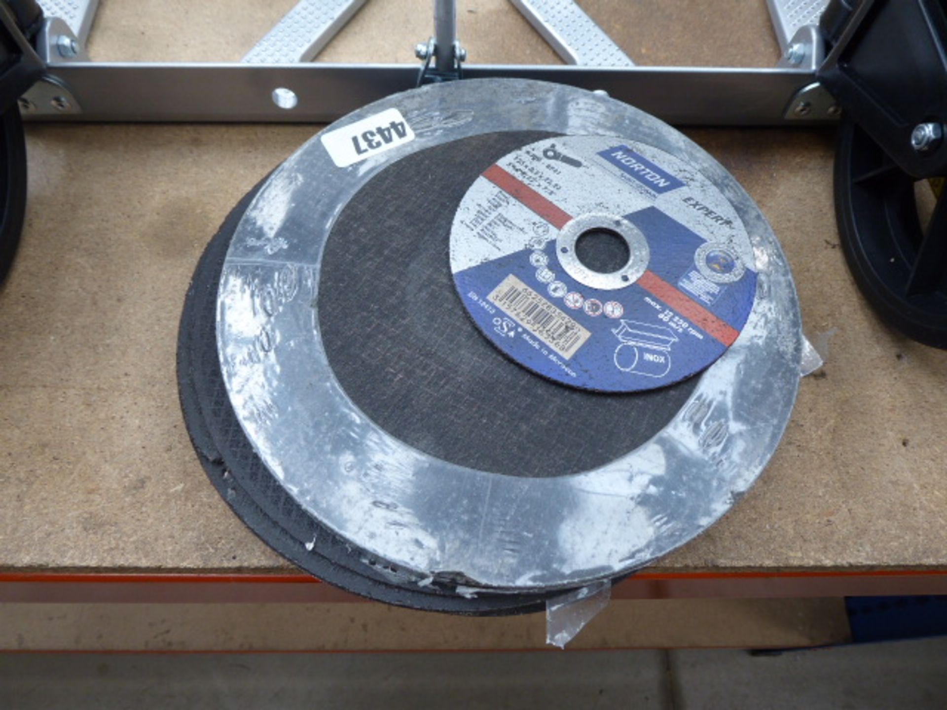 Quantity of cutting blades