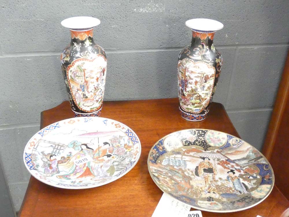2 chinese collectors plates + a pair of floral patterned vases
