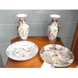 2 chinese collectors plates + a pair of floral patterned vases