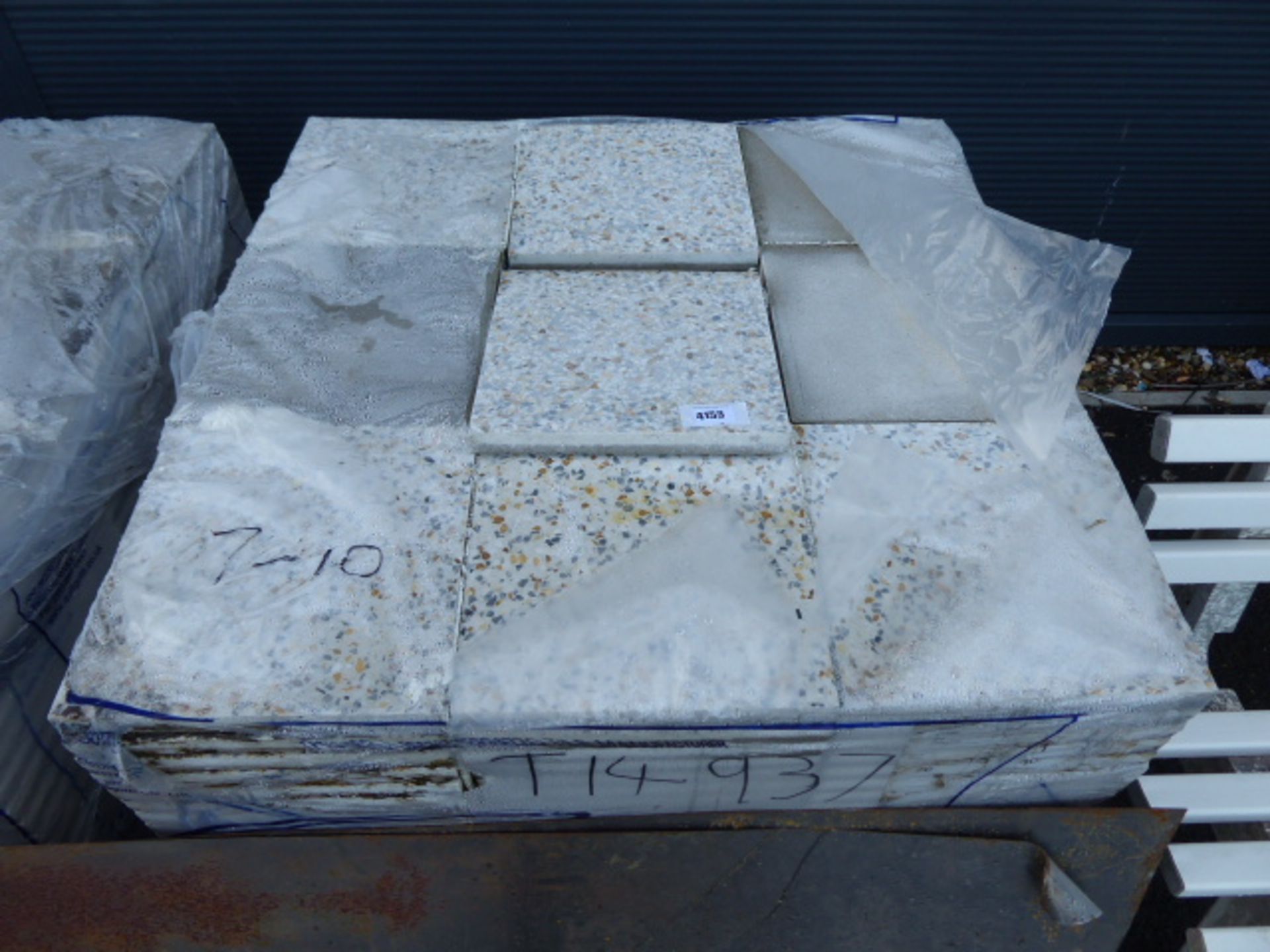 4158 Pallet of marble topped tiles, approx. 24 square metres a pallet