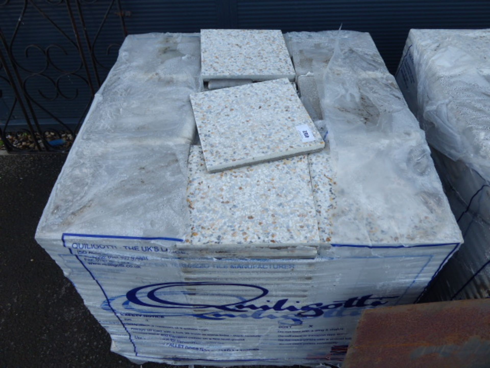 4157 Pallet of marble topped tiles, approx. 24 square metres a pallet