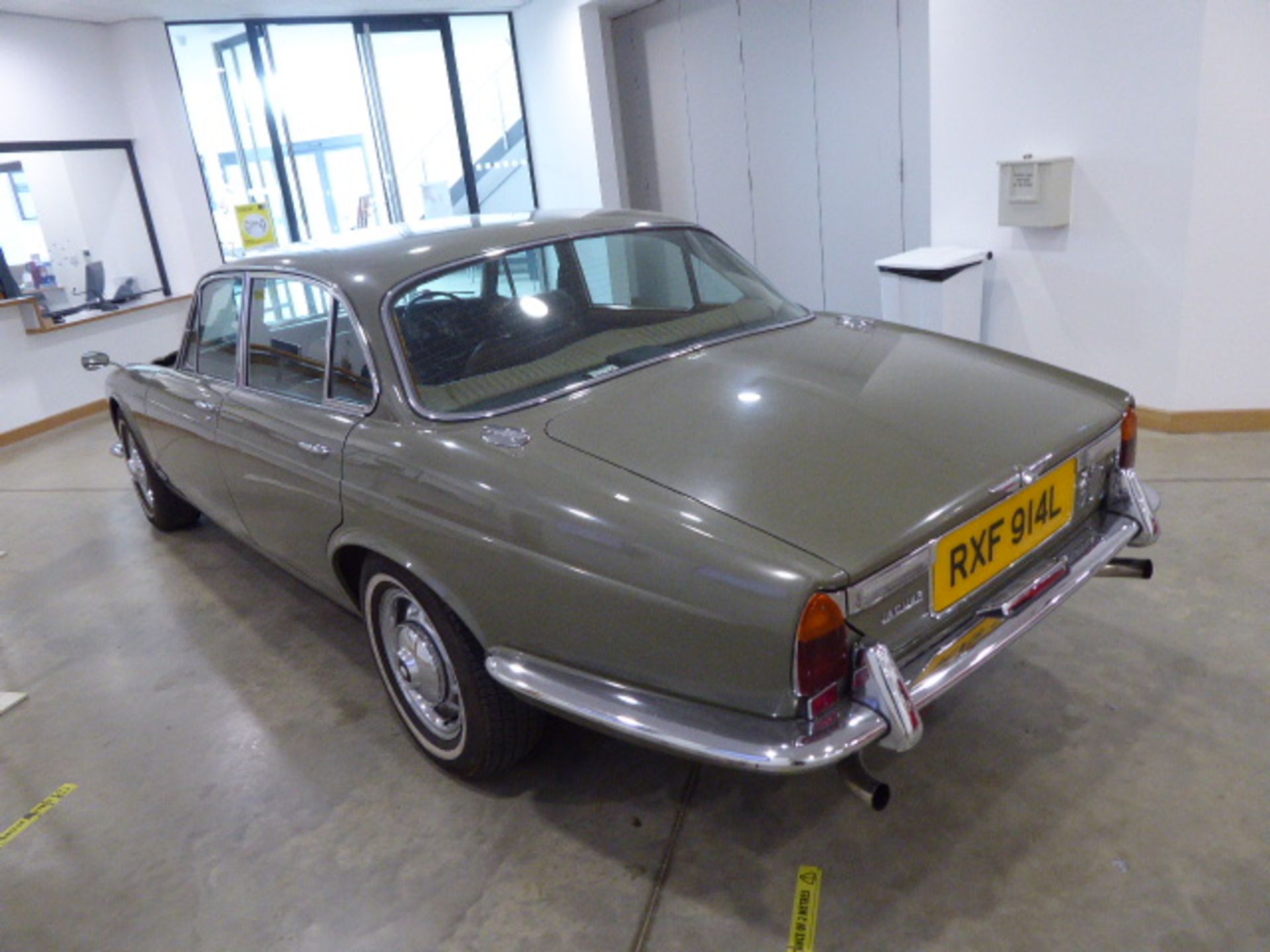 RXF 914L (1973) A sought after LWB 1973 Jaguar Series 1 XJ12, Automatic, Taxation class Historic - Image 5 of 10