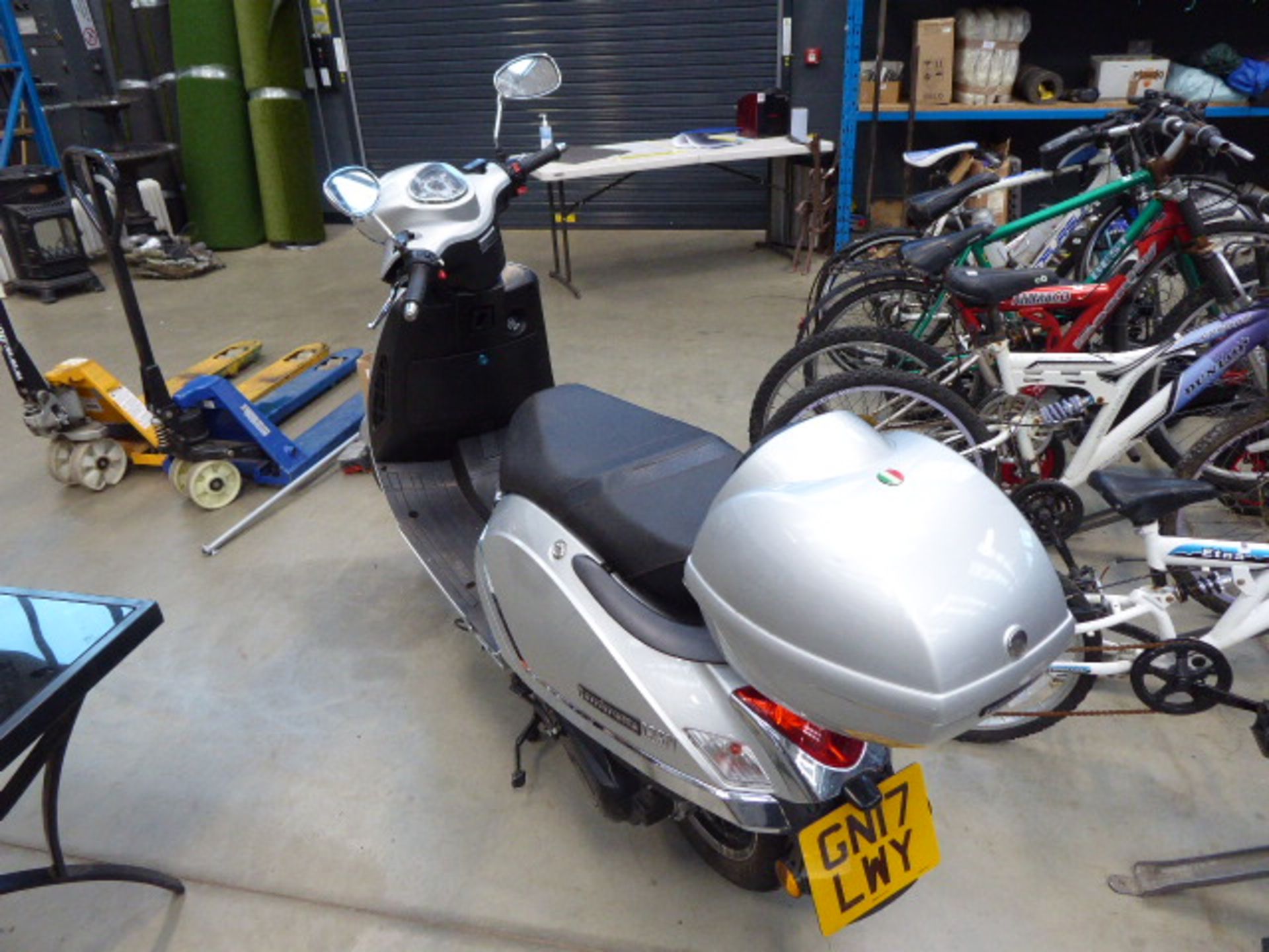 125cc Lambretta scooter with key and log book - Image 3 of 4