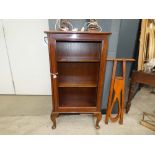 Mahogany display cabinet with 2 interior shelves on cabriole legs (glass missing)