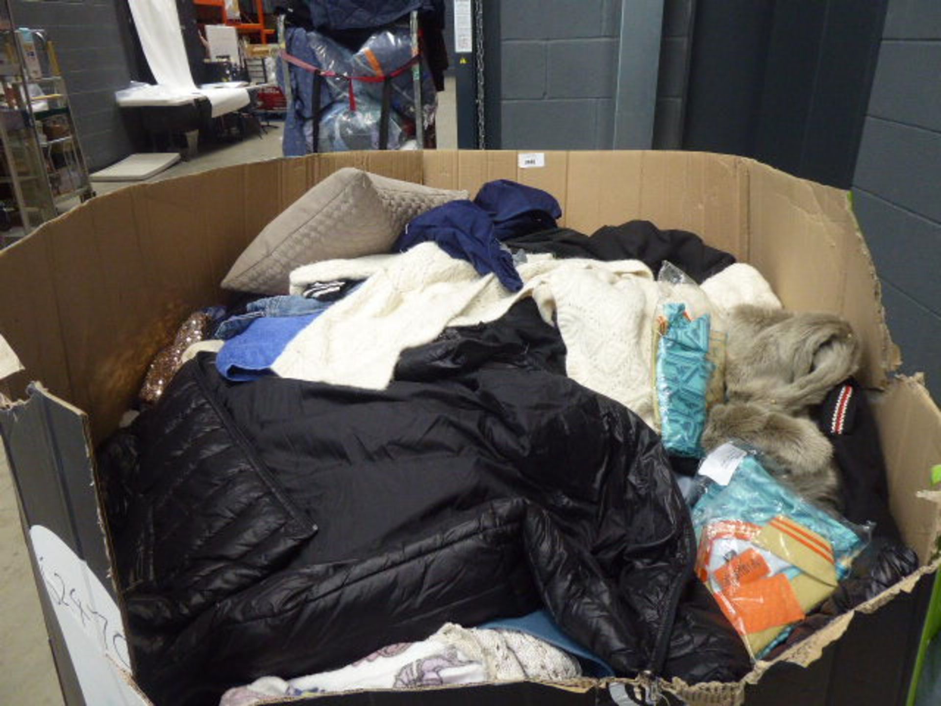 Large pallet of mixed used mens and womens clothing