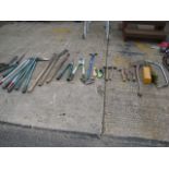 Quantity of outside tools incl. axe, saw, garden shears, etc.